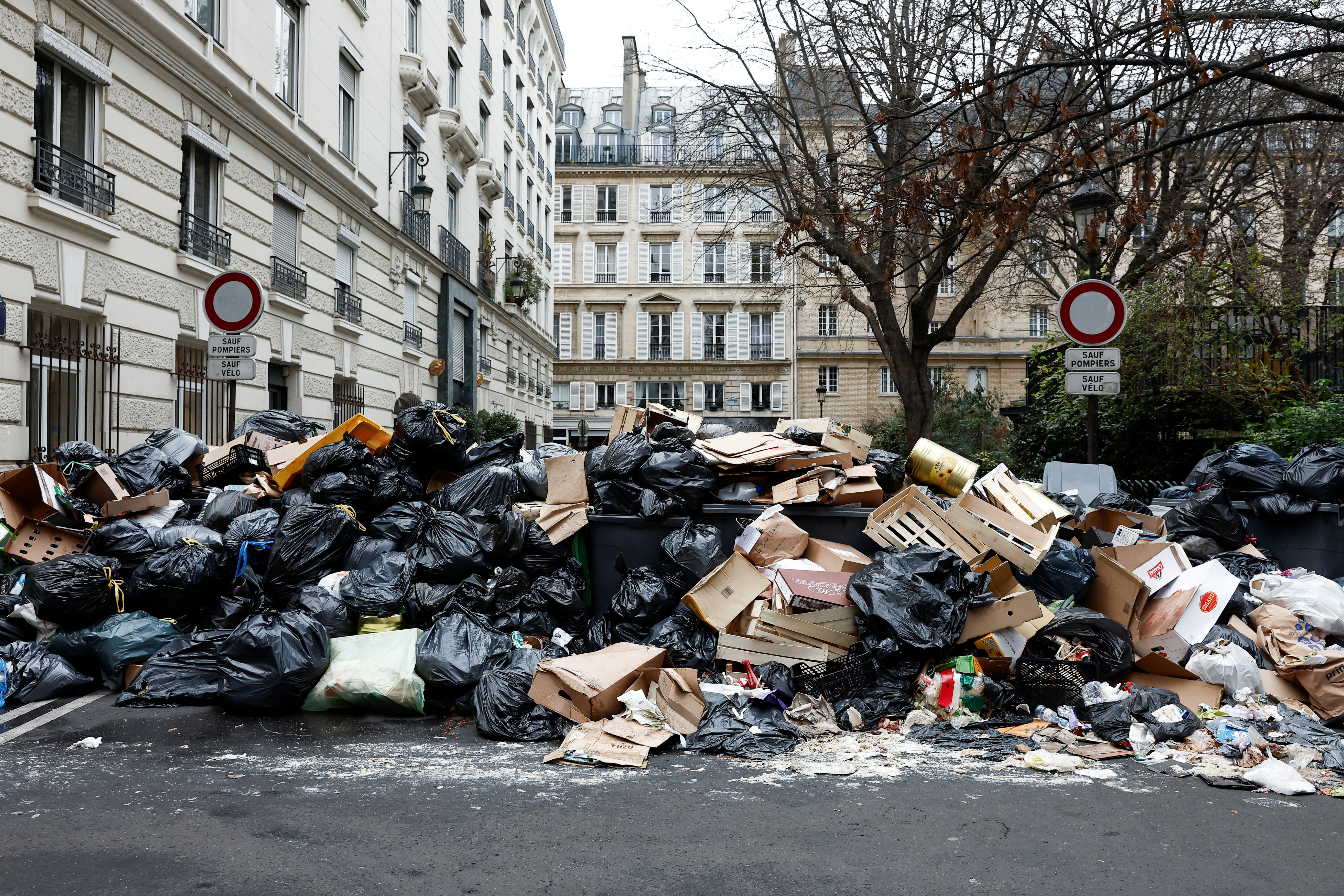 Se acumulan más de 5.600 toneladas de deshechos en las calles de París por la huelga de basureros, movilizados desde hace 8 días contra la reforma de las pensiones (REUTERS/Benoit Tessier)