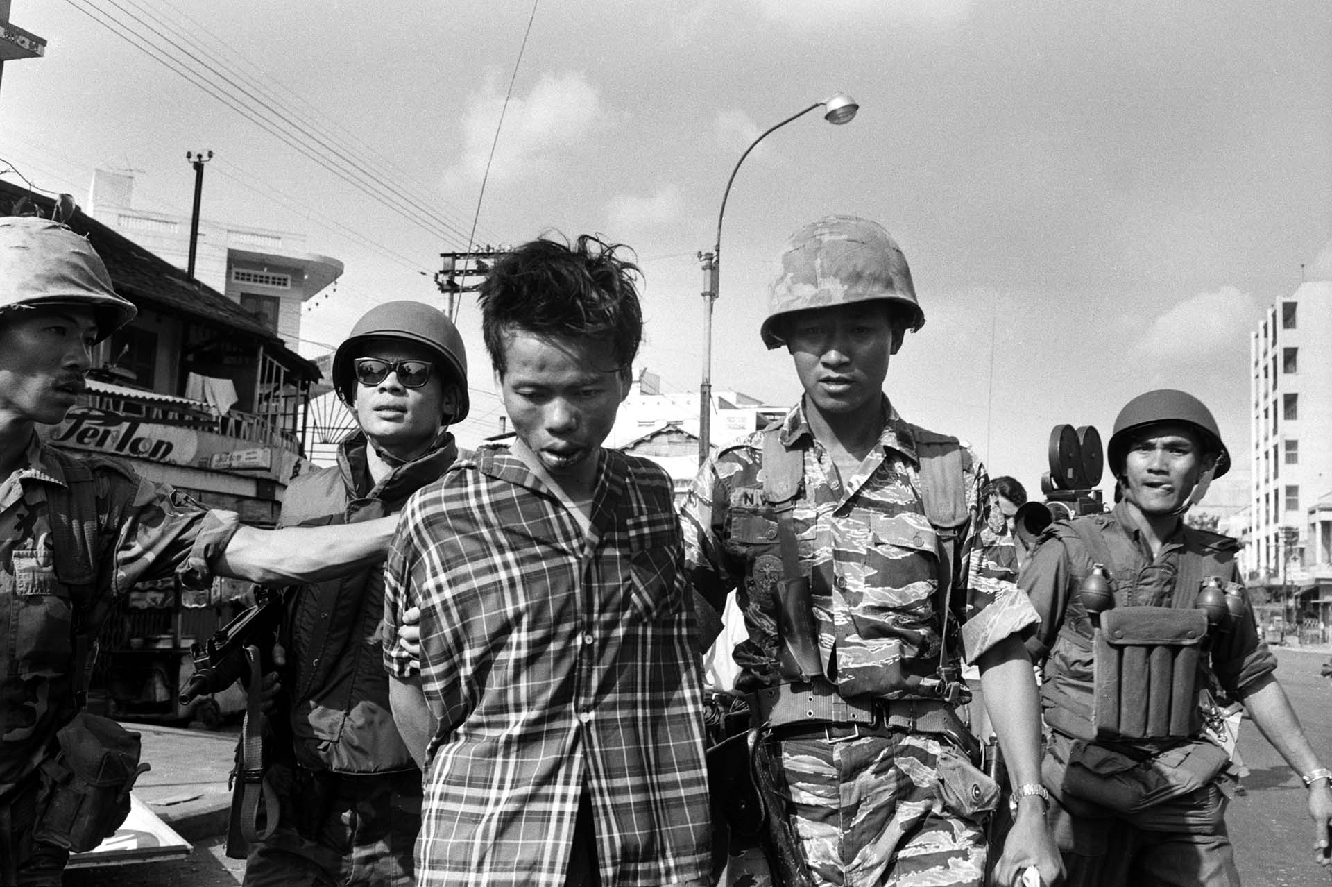 Fuerzas survietnamitas llevan al guerrillero Nguyen Van Lem (conocido como Bay Lop), sospechoso de haber masacrado a un militar y su familia. Minutos después sería ejecutado en las calles de Saigón (AP Photo/Eddie Adams)