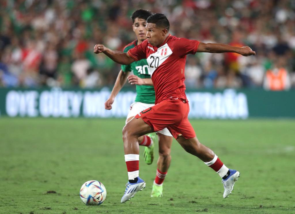 Edison Flores fue titular en la derrota de Perú ante México. (FPF)