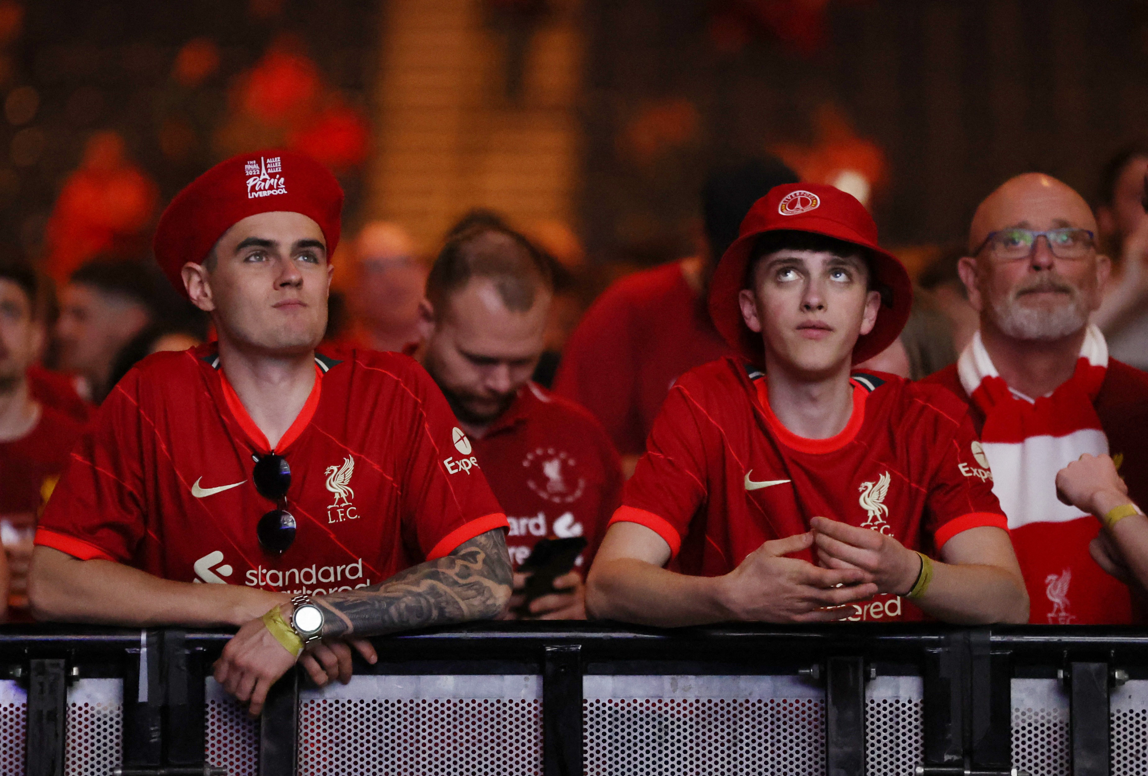 Los fanáticos del Liverpool pendientes de lo que sucedía en el estadio.