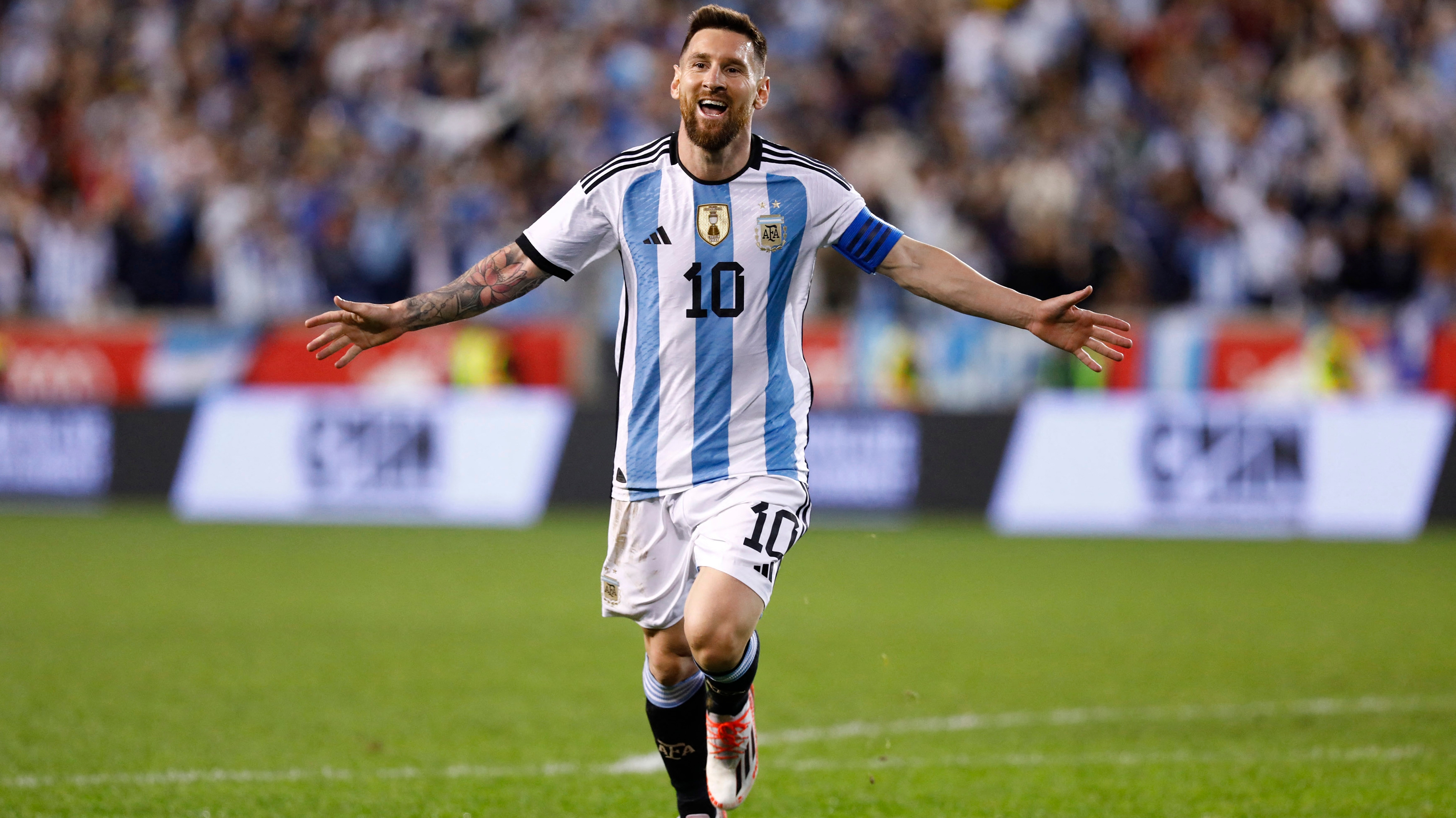 Lionel Messi fra Argentina feirer målet sitt under den internasjonale vennskapskampen mellom Argentina og Jamaica på Red Bull Arena i Harrison, New Jersey 27. september 2022.  (Foto: Andres Kutaki/AFP)