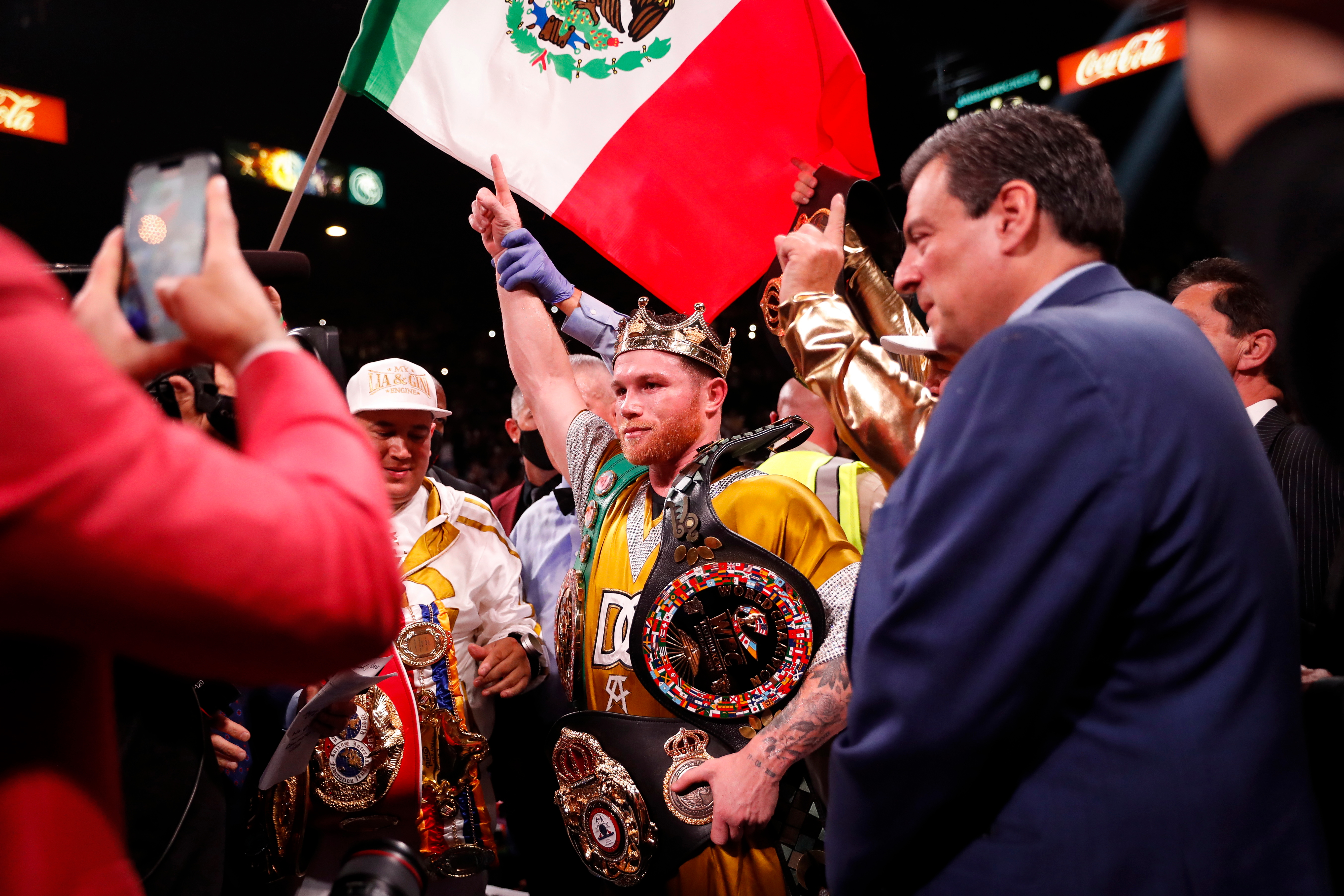 Canelo Álvarez se convirtió en el primer campeón indiscutido del peso supermedio en la historia del boxeo (Foto: EFE/CAROLINE BREHMAN)