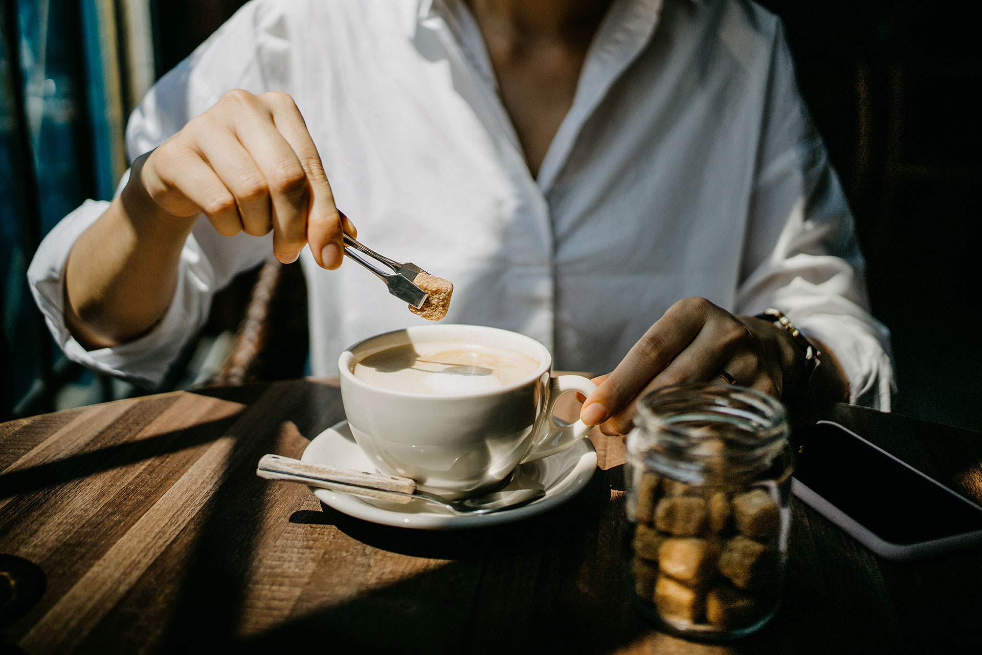 Una de las cosas que hemos escuchado a lo largo de los años es que si ponemos mucha crema y azúcar en nuestro café, podría anularse cualquier beneficio (Getty Images)