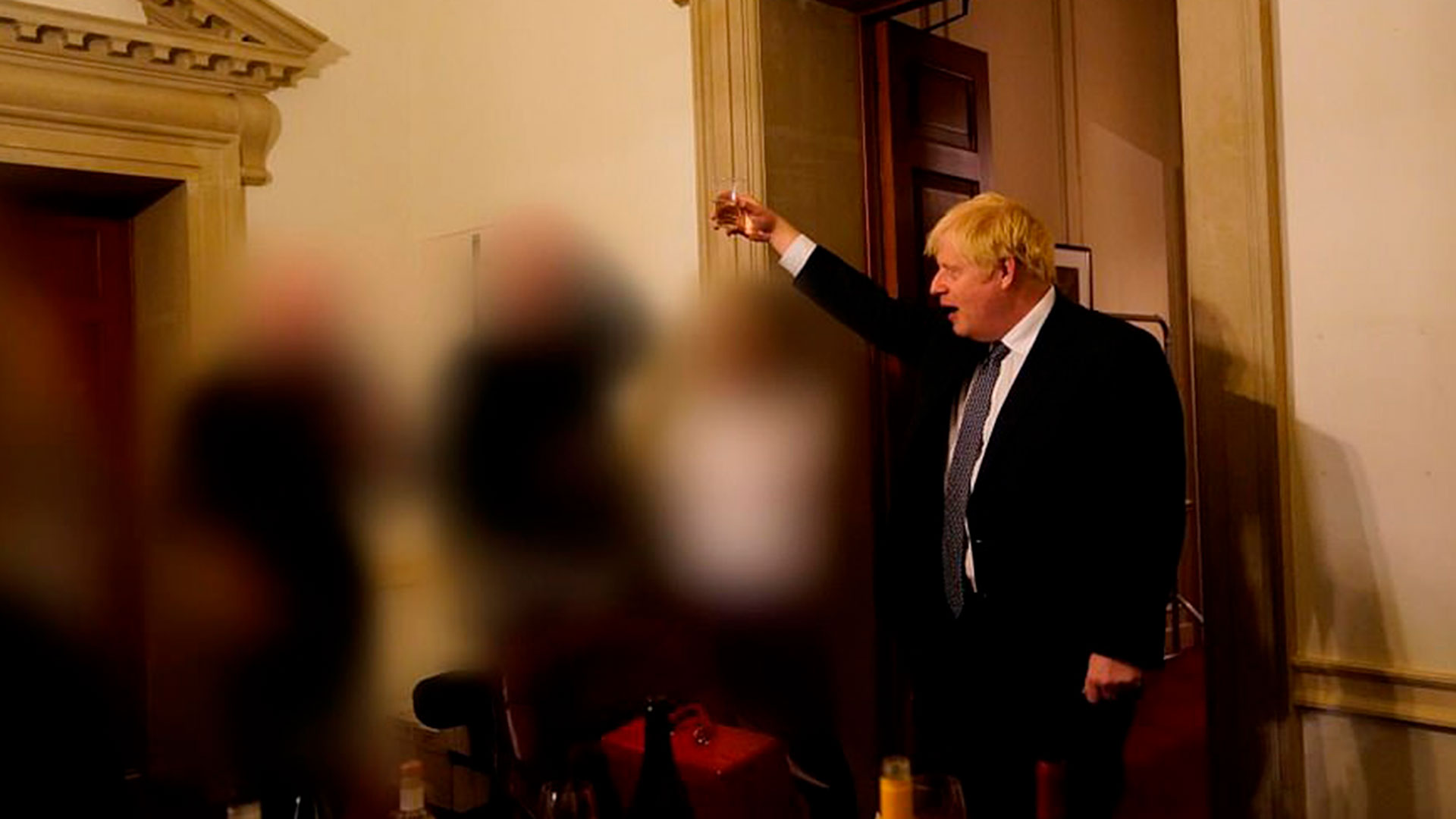 13 de noviembre de 2020: una reunión en el N10 de Downing Street tras la salida de un consejero especializado en medio del confinamiento por el covid-19.
