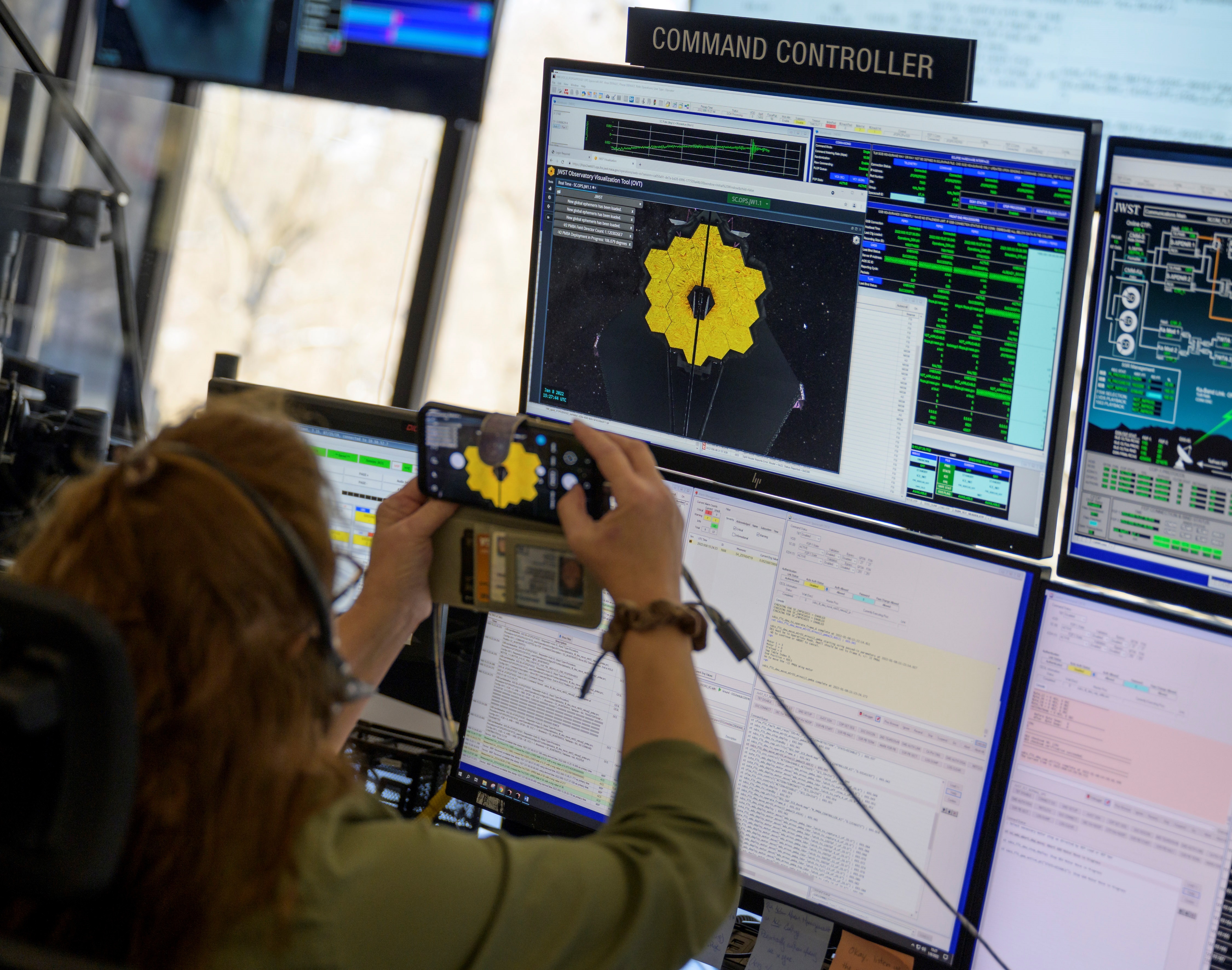 Los equipos de ingeniería del Centro de Operaciones de la Misión del Telescopio Espacial James Webb de la NASA monitoreando el progreso mientras el segundo espejo primario del observatorio gira a su posición, en el Instituto de Ciencias del Telescopio Espacial. en Baltimore (EFE)
