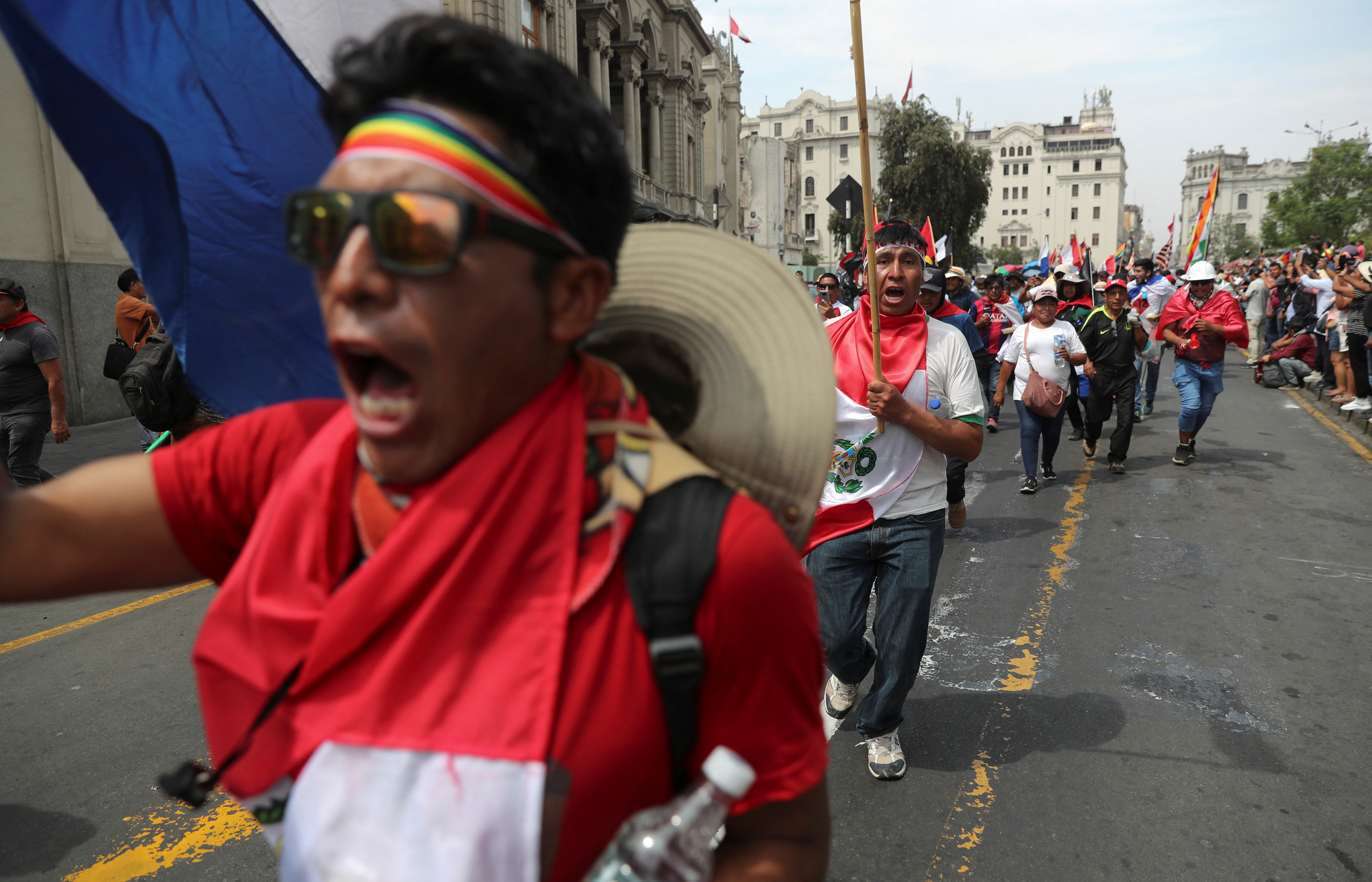 Manifestantes realiazarán sus protestas en la Plaza San Martín pidiendo la renuncia de Dina. REUTERS/Sebastian Castaneda