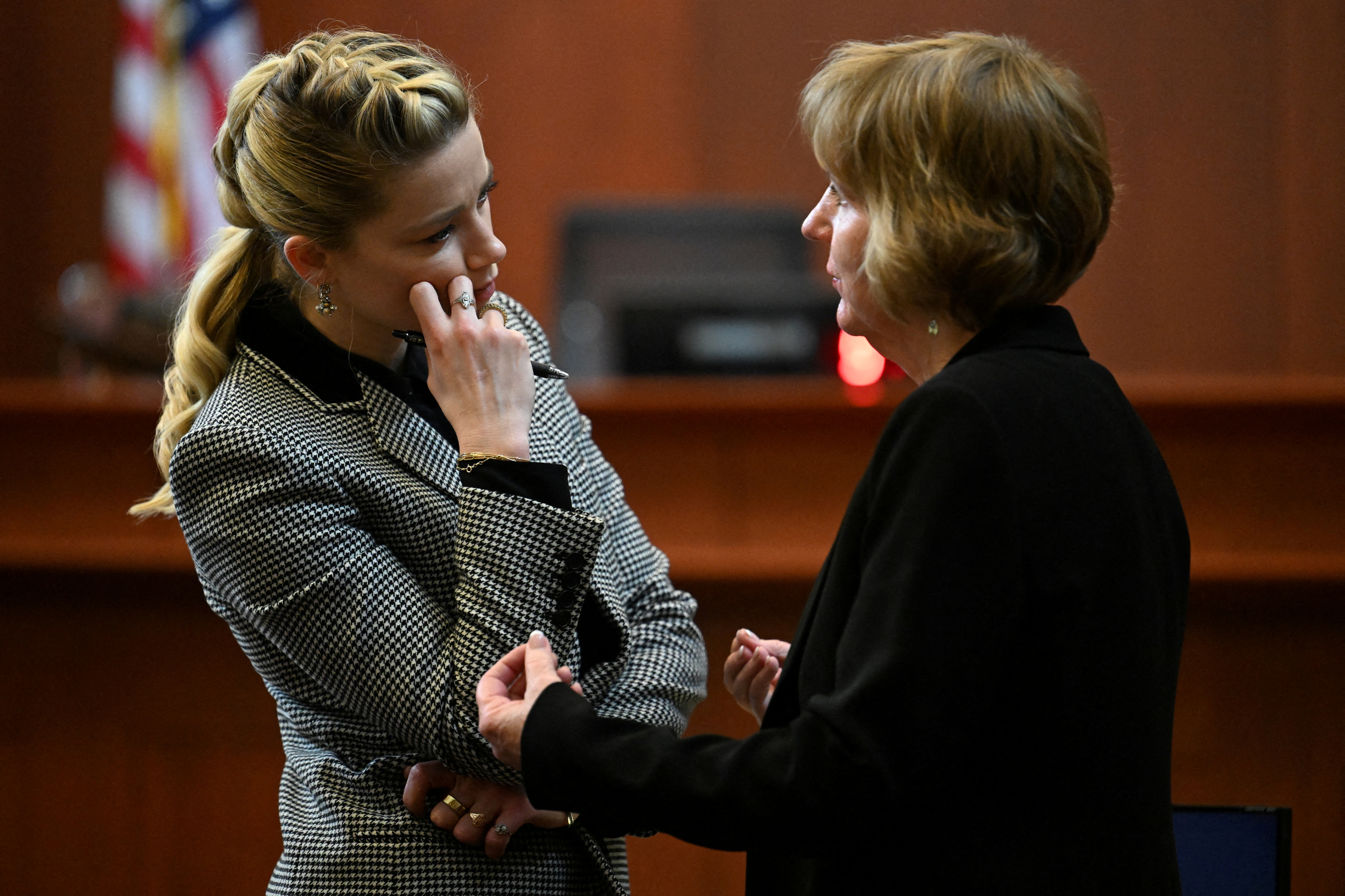 Amber Heard habla con su abogada Elaine Bredehoft (Reuters)