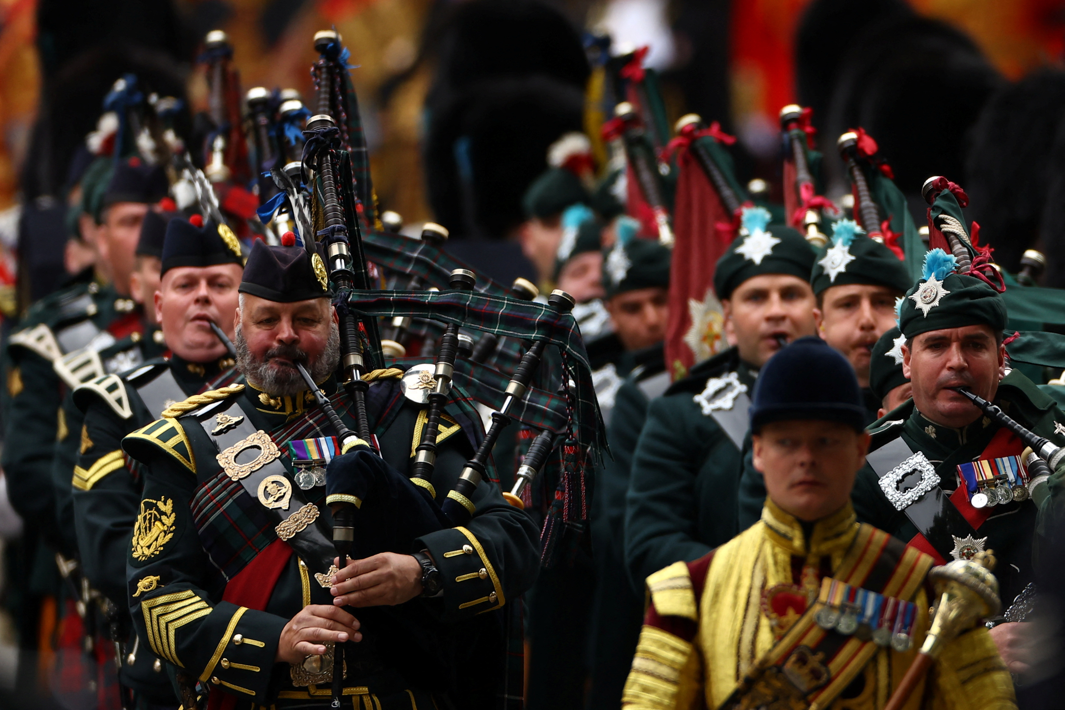 La procesión estuvo integrada por una banda de gaiteros escoceses que tocaban mientras el ataúd de la reina llegaba a Westminster.