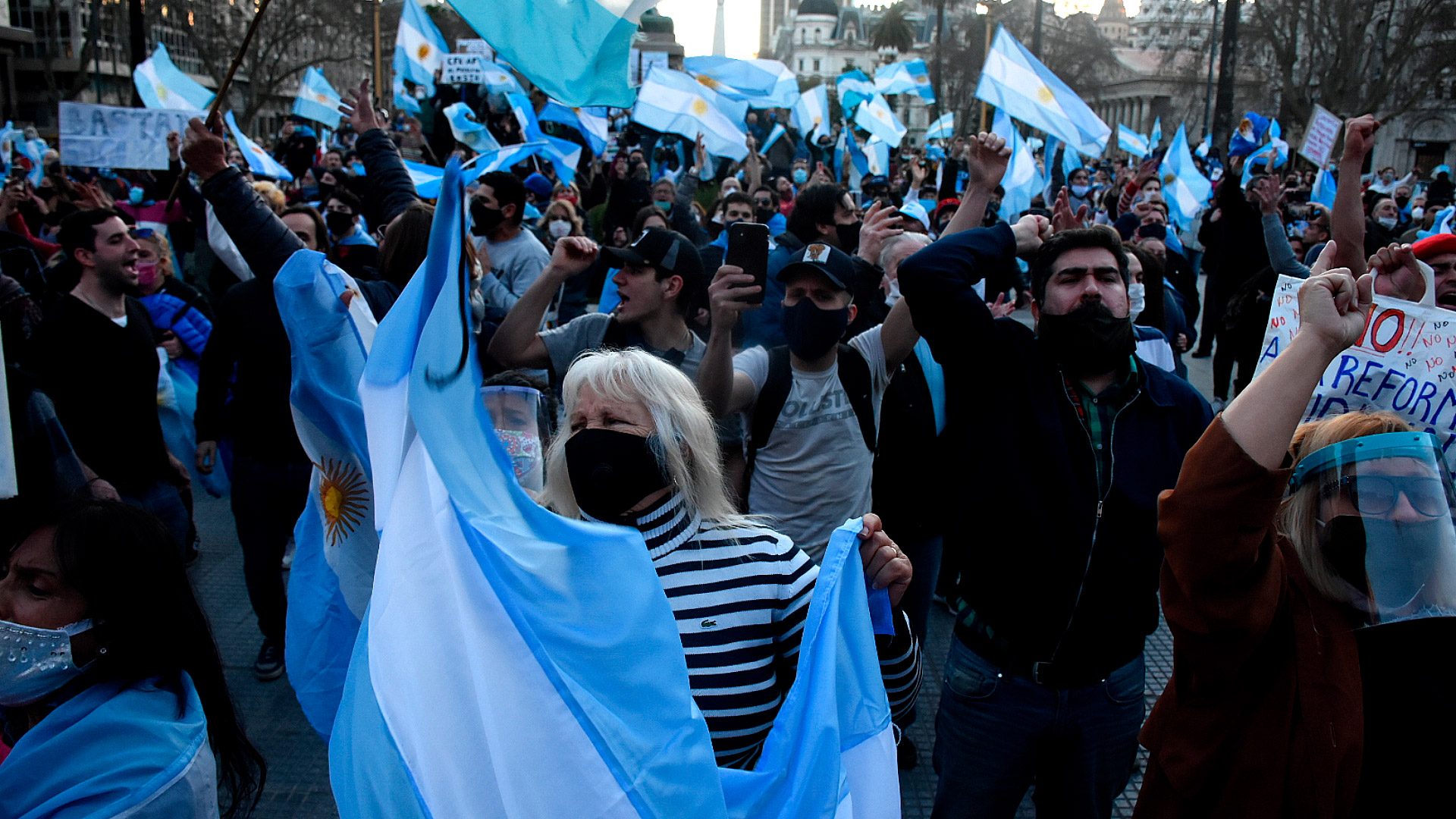 Las consignas de la movilización fueron múltiples. Se habló de un “banderazo patriótico” y “en defensa de las instituciones y de la democracia”.