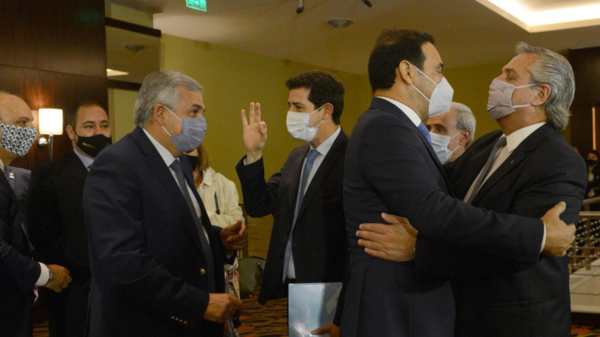 Fernández y De Pedro saludan a Valdés y Morales, gobernadores de JxC