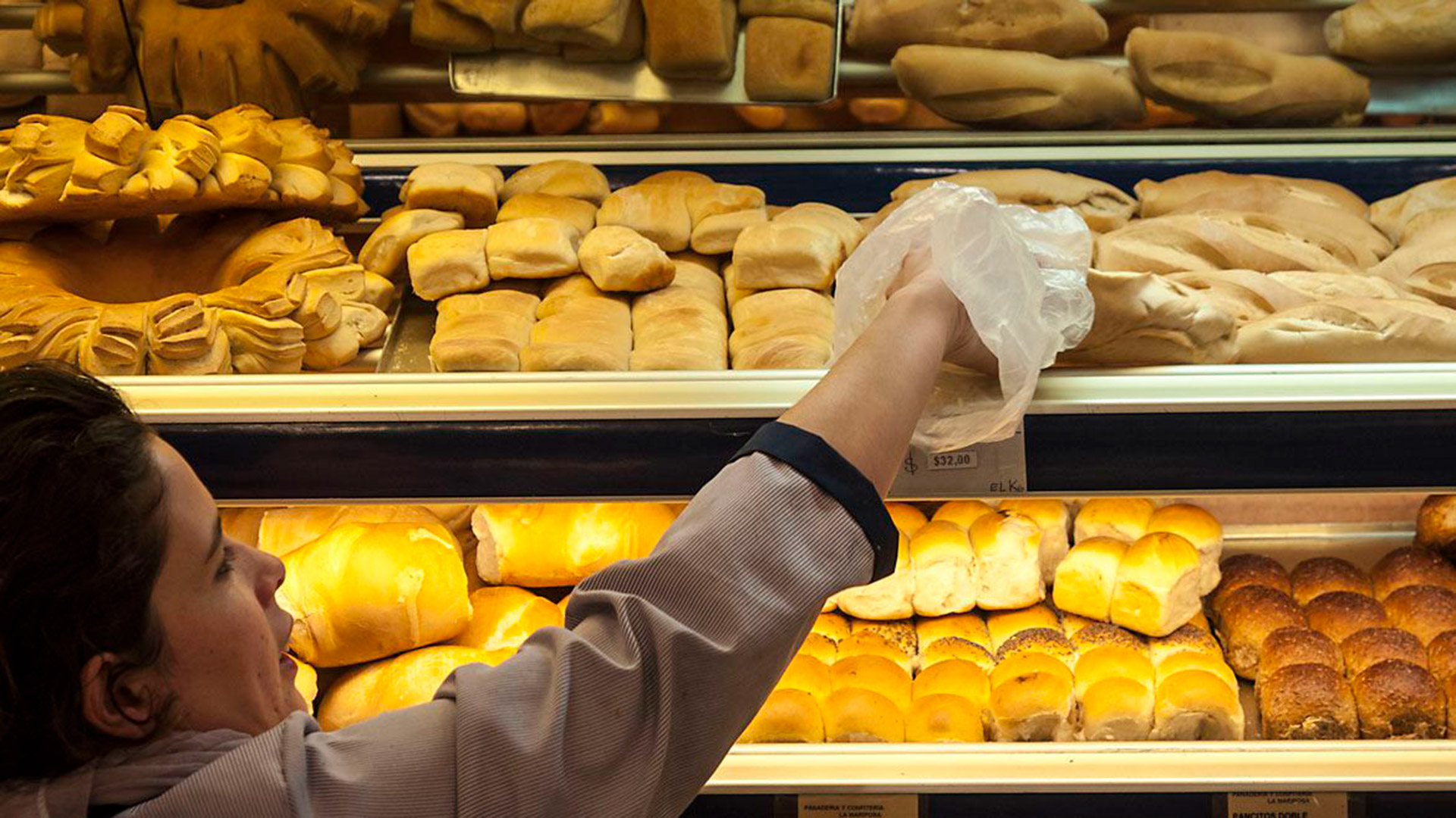 El Gobierno busca frenar la suba del precio del pan, mediante la creación de un fideicomiso para subsidiar el precio de la harina con destino a las panaderías. (NA)