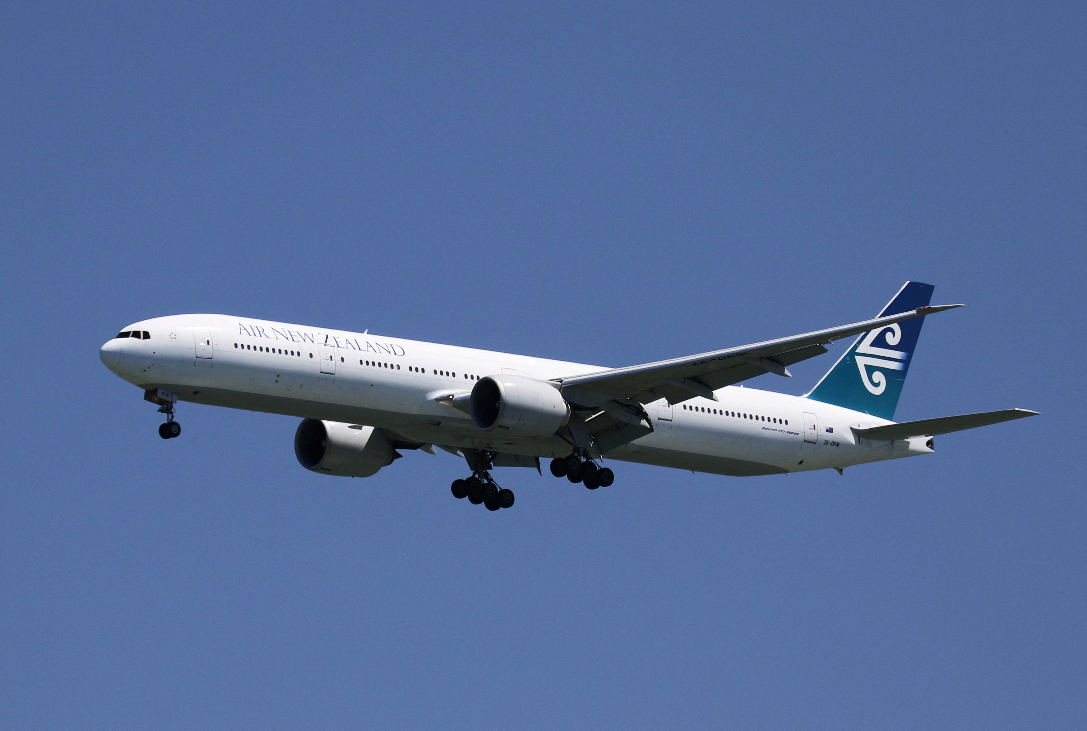 Un Boeing 777-300ER de Air New Zealand, con número de cola ZK-DKM, aterriza en el Aeropuerto Internacional de San Francisco, San Francisco, California, 16 de abril de 2015. REUTERS/Louis Nastro/Archivo