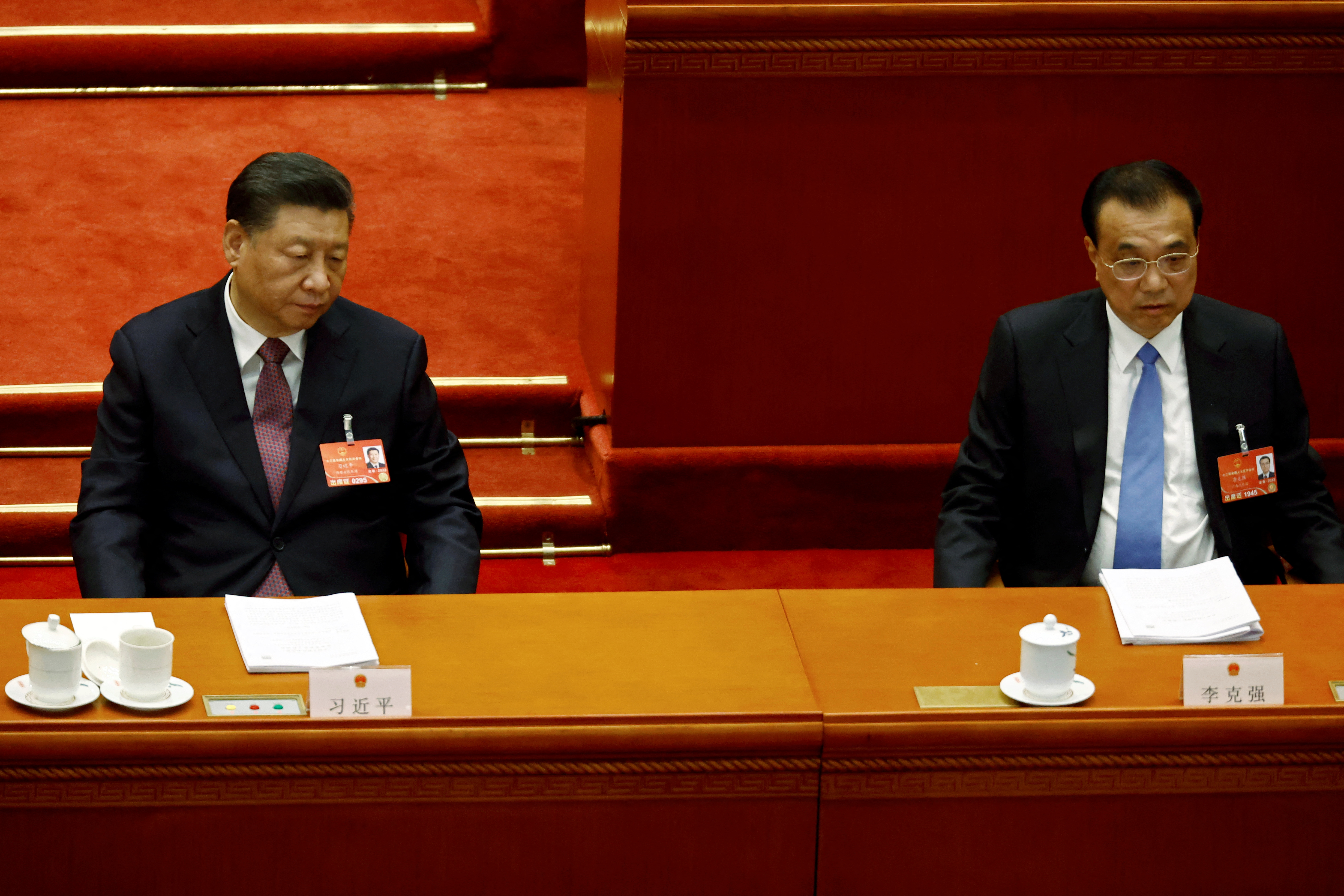 El jefe del régimen chino Xi Jinping y el primer ministro Li Keqiang asisten a la segunda sesión plenaria de la Asamblea Popular Nacional (APN) en el Gran Salón del Pueblo en Beijing, China, el 8 de marzo pasado (Reuters)