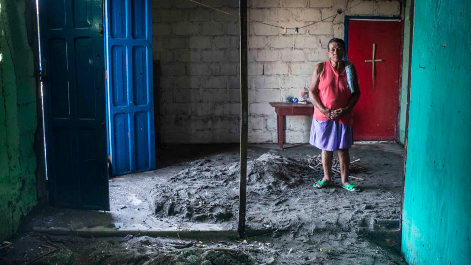 Para noviembre de 2019, doña Rosa Quintana se resistía a abandonar su casa a pesar que el agua y la arena ya estaban adentro. Casi tres años más tarde, muchas de esas casas ya no existen. (Foto Oscar Navarrete/ La Prensa)