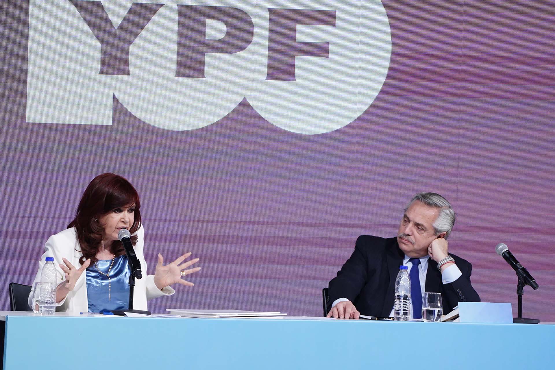 Cristina Kirchner y Alberto Fernández en el acto por los 100 años de YPF (Franco Fafasuli)