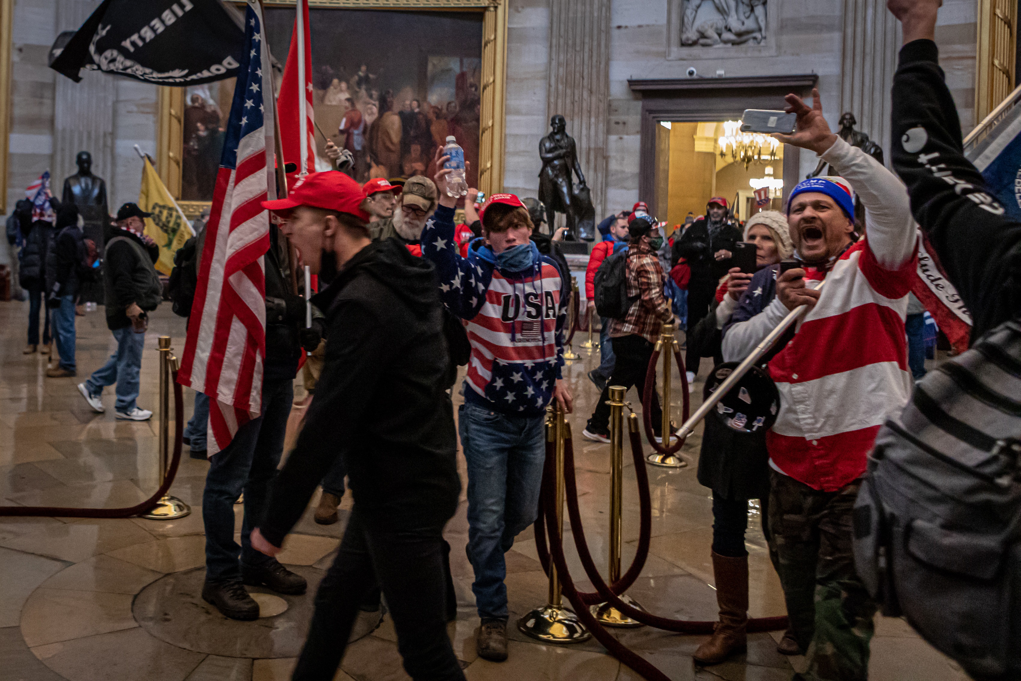 Integrantes de las milicias y partidarios de Donald Trump en la rotonda principal del Capitolio (Foto: Europa Press)