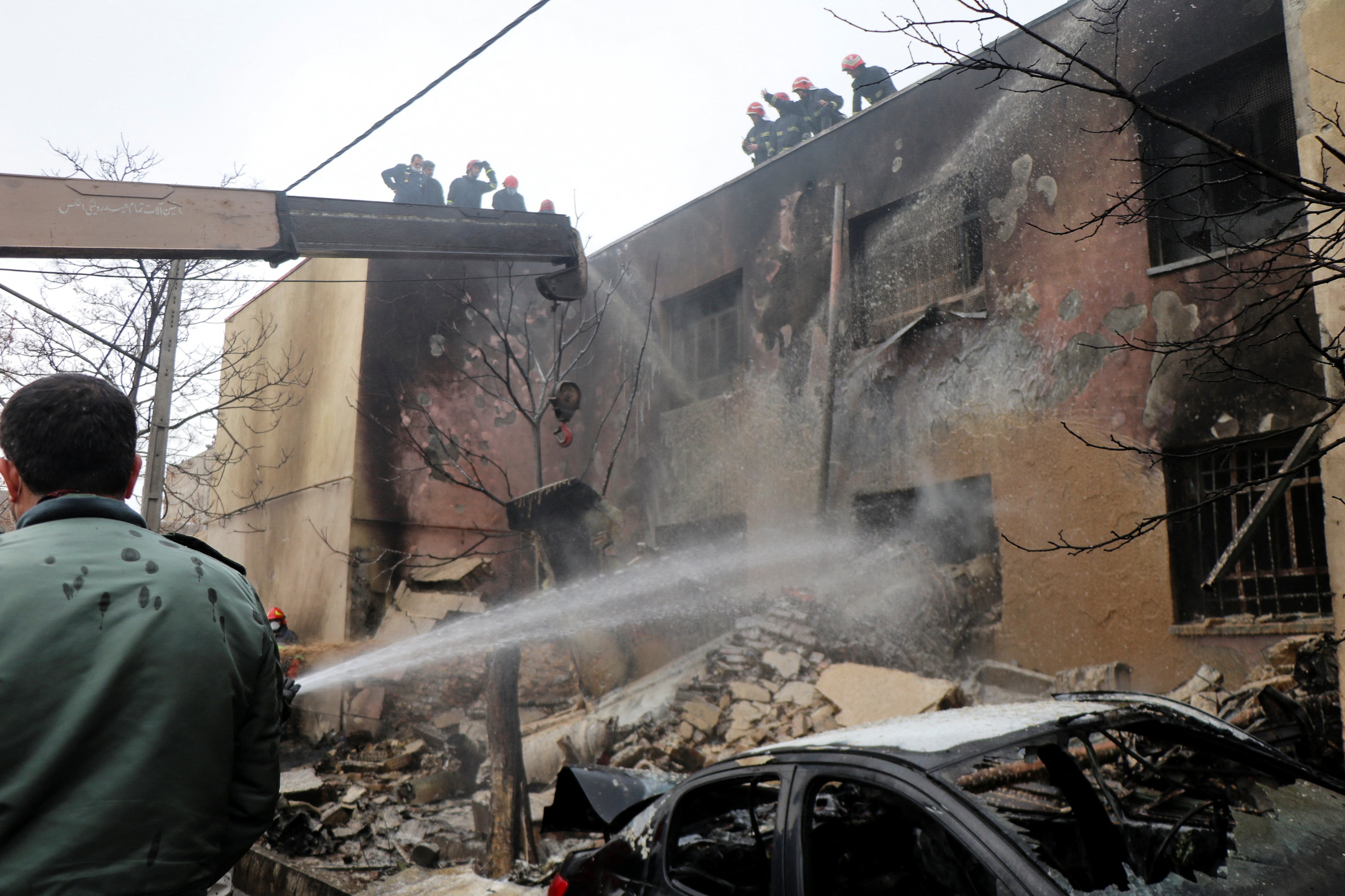Bomberos trabajan en la zona donde se estrelló el avión en Tabriz (Reuters)