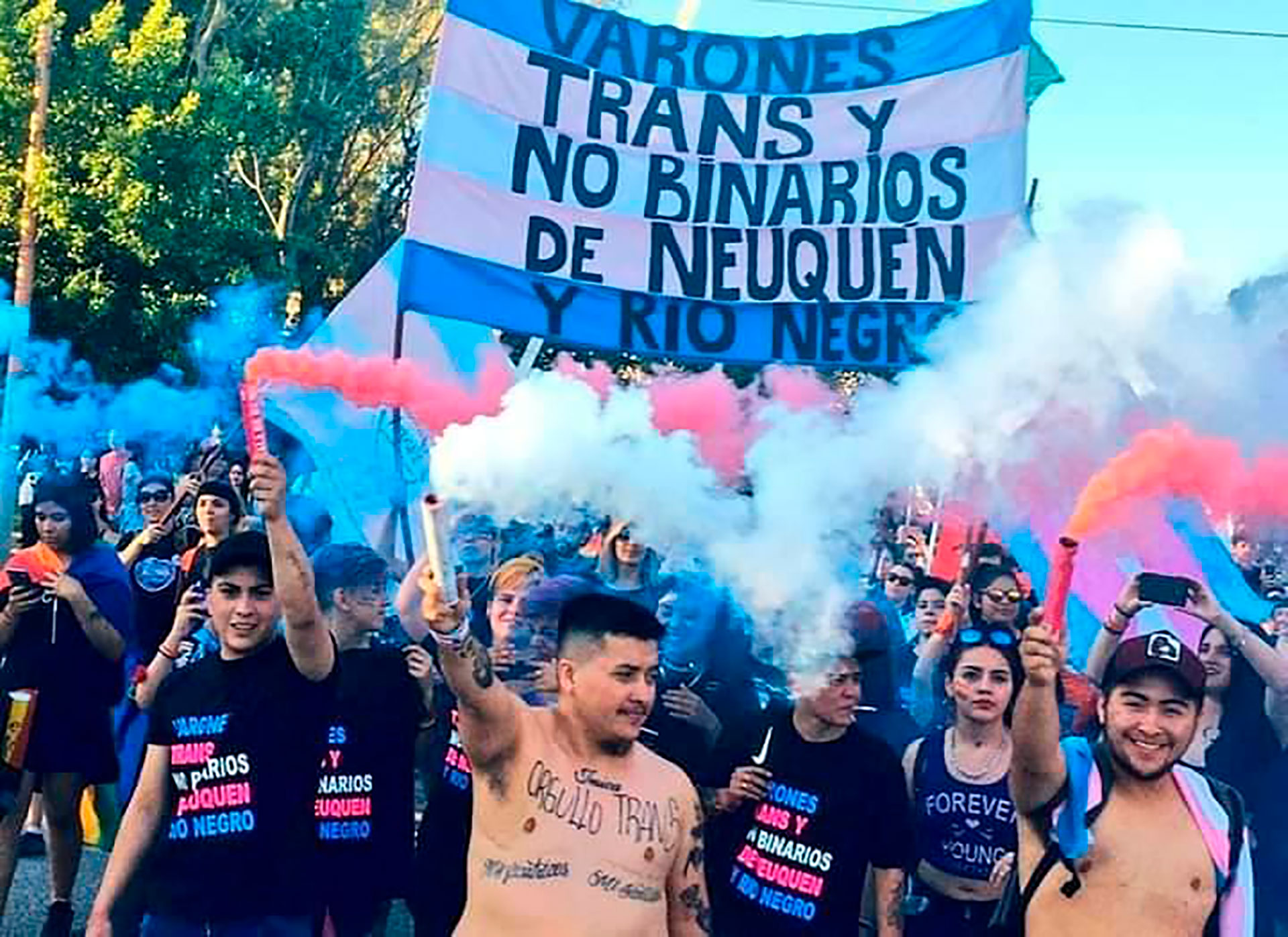 Benjamín junto a sus compañeros de “Varones Trans y No Binarios de Neuquén y Río Negro” 