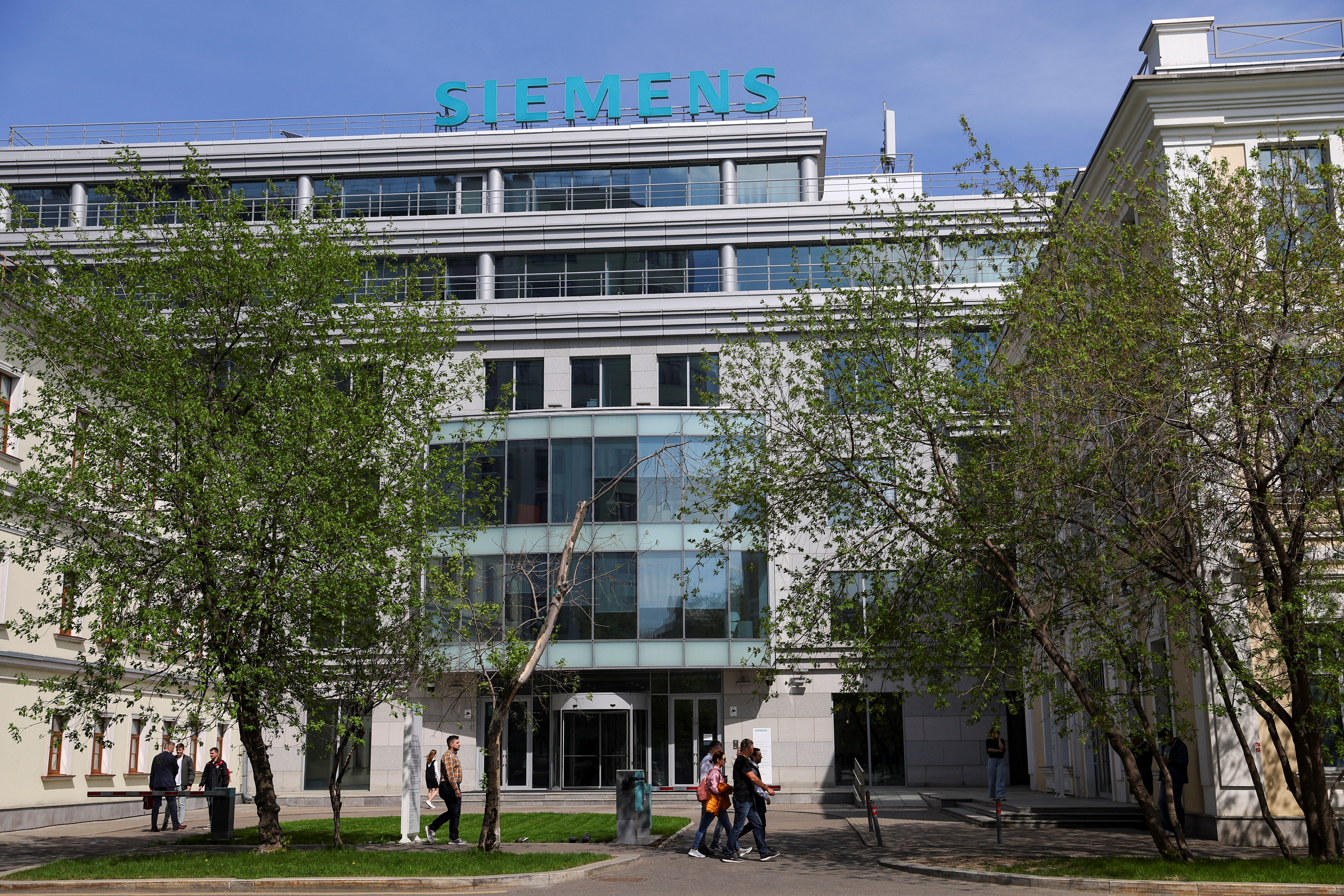 Un letrero con el logotipo de la compañía Siemens se exhibe fuera de su oficina en Moscú, Rusia, el 12 de mayo de 2022. REUTERS/Evgenia Novozhenina