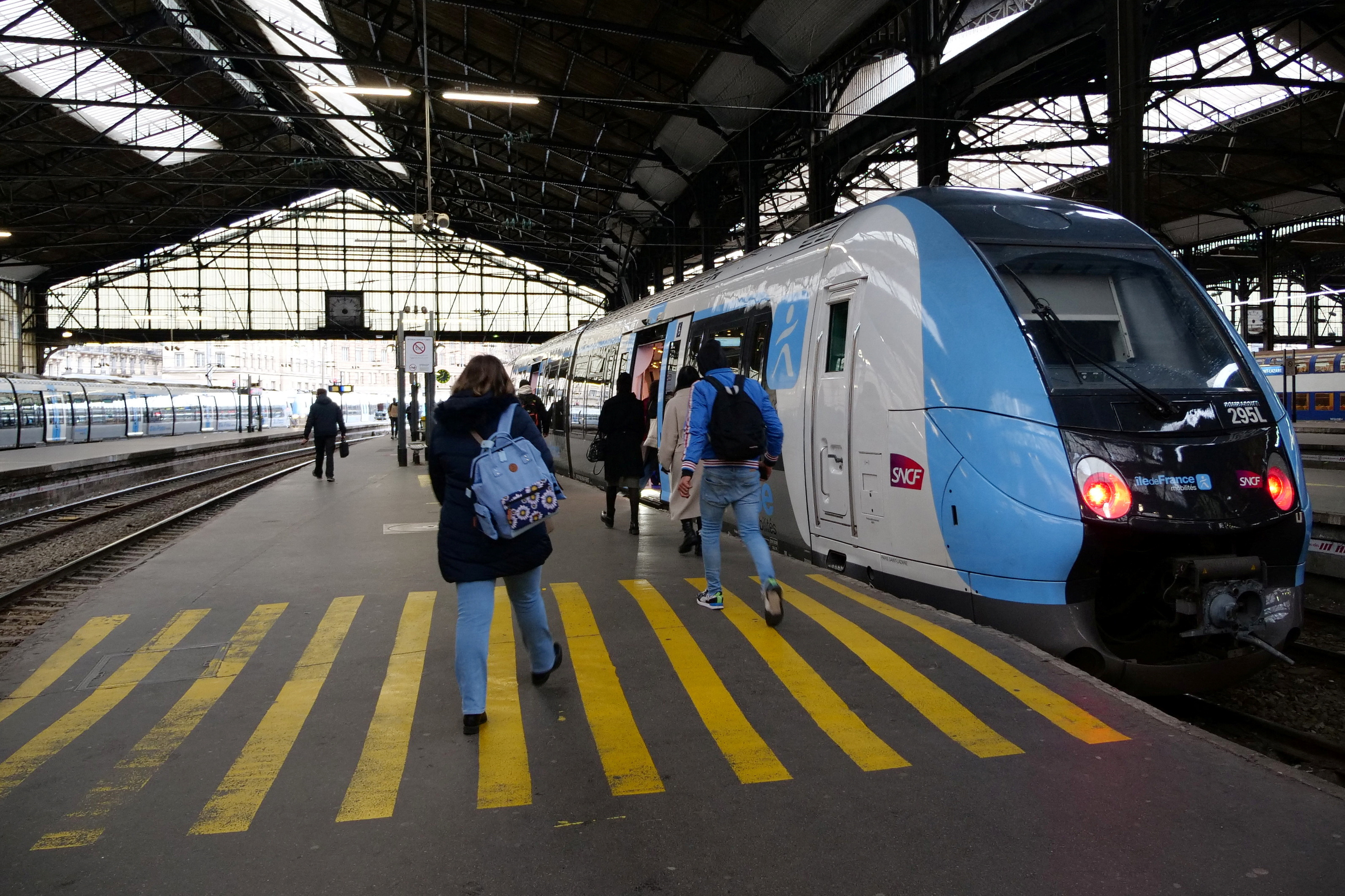 Pasajeros en la estación Saint-Lazare de París, donde circulaban pocos trenes este jueves (REUTERS/Lucien Libert)