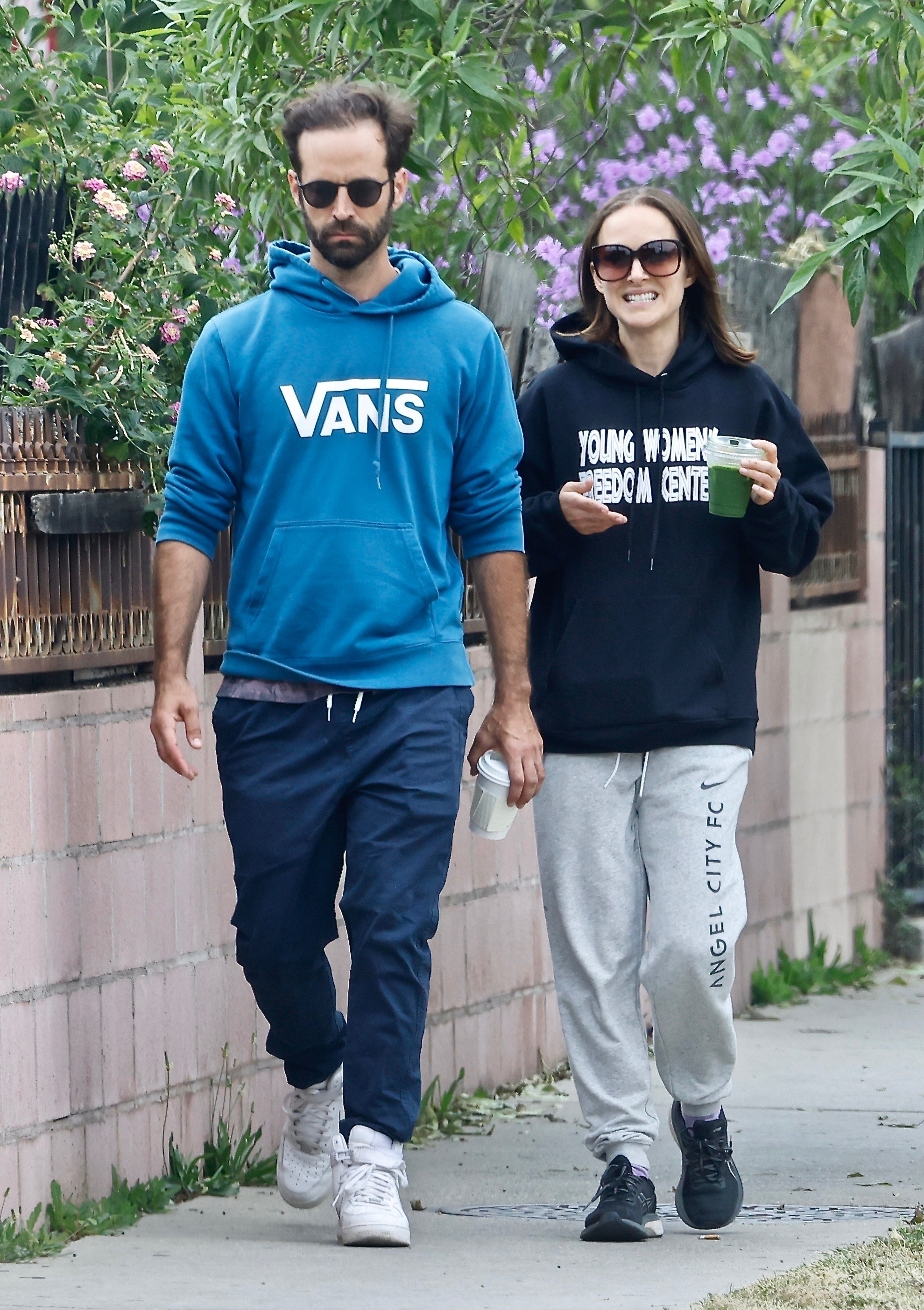 romantic walk  Natalie Portman and her husband Benjamin Millepied went for a walk through the streets of her neighborhood in Los Feliz, California, and stopped at a store to buy a drink to go.  Both wore comfortable looks: baggy sweatshirt, jogging and sneakers