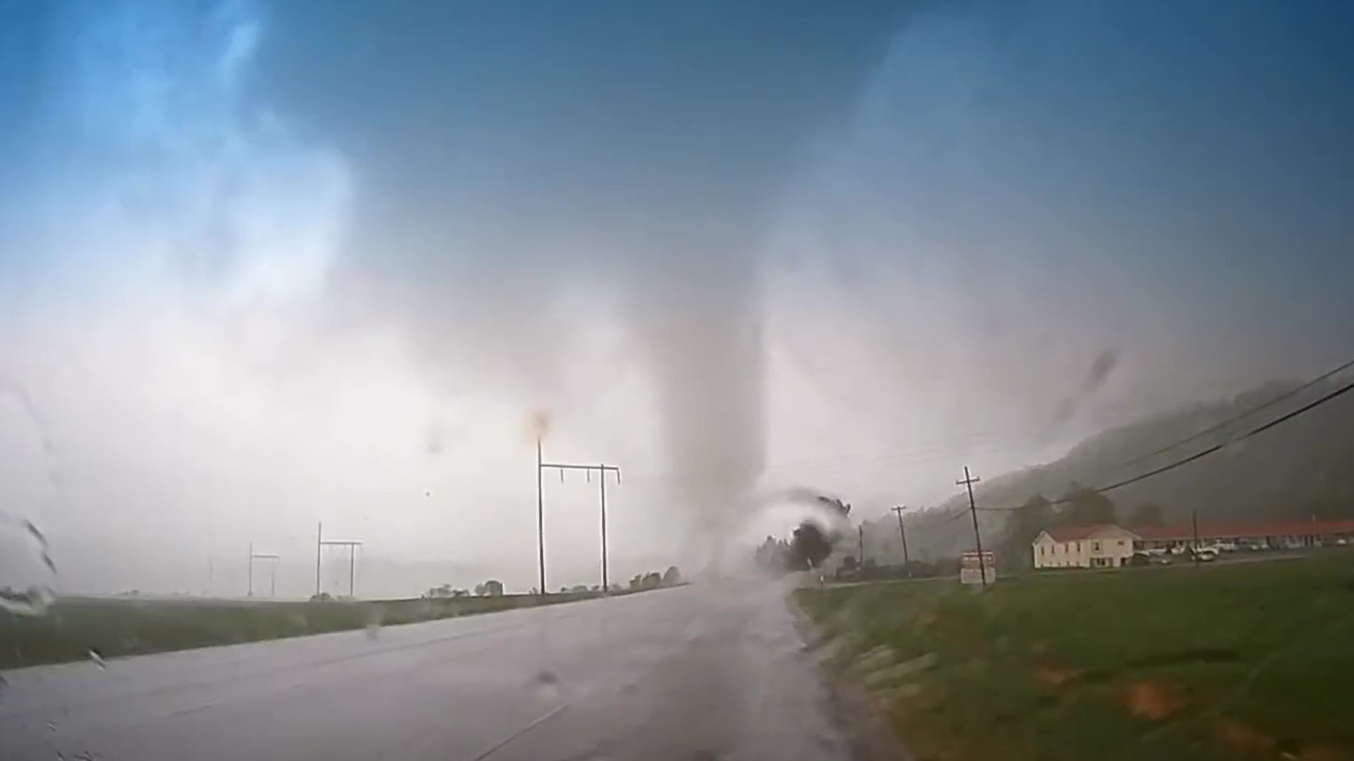 El posible tornado en Claremont, Nueva Hampshire