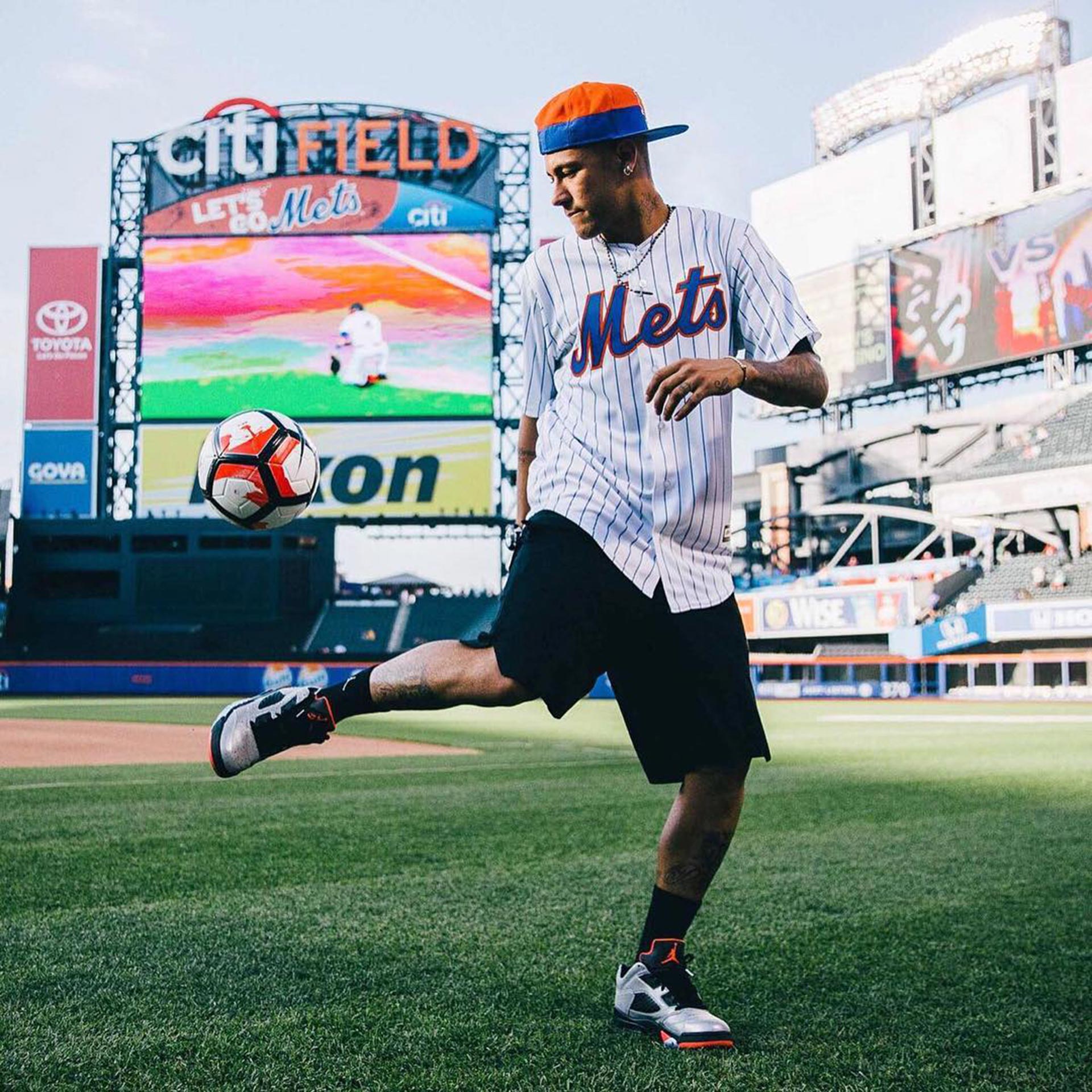 Neymar también vistió el estadio de los Mets en aquel viaje a Nueva York en 2016 (Foto: @neymarjr)