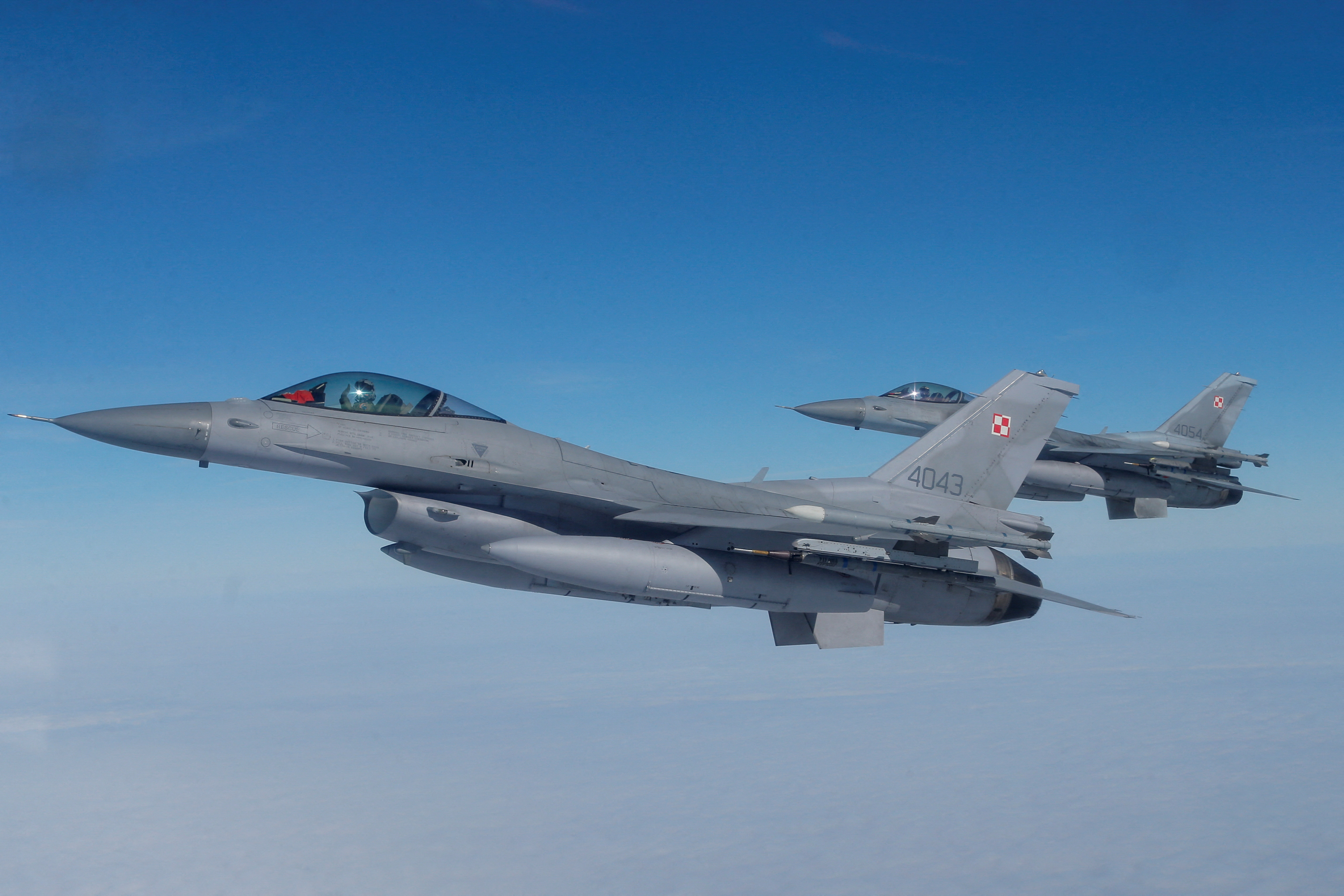 Dos F-16 vuelan sobre Polonia (REUTERS/Lukasz Glowala)