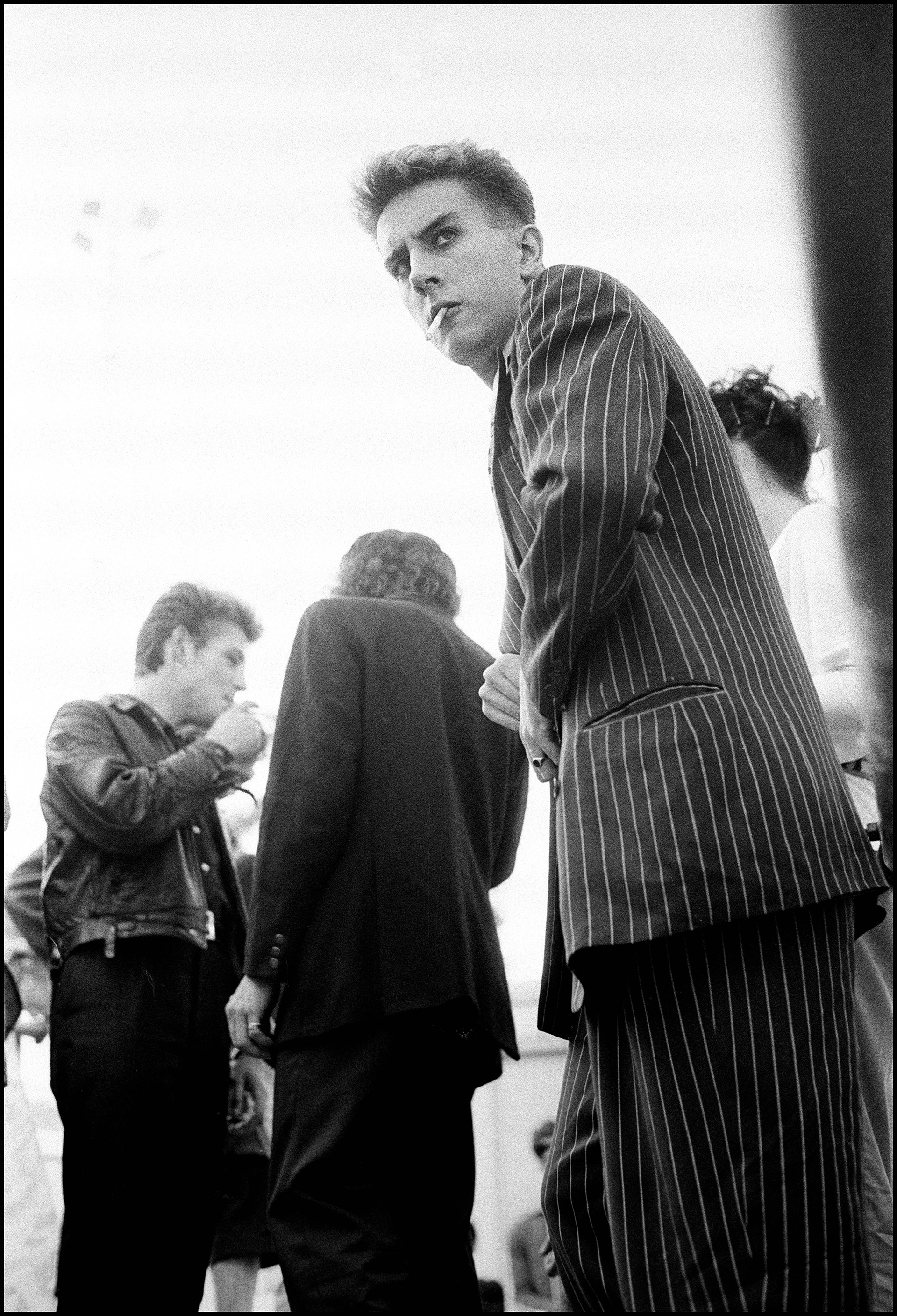 Terry Hall de The Specials en el backstage de su último show en el show Rock Against Racism en Leeds el 4 de julio de 1981. (Foto de David Corio/Redferns/Getty Images)