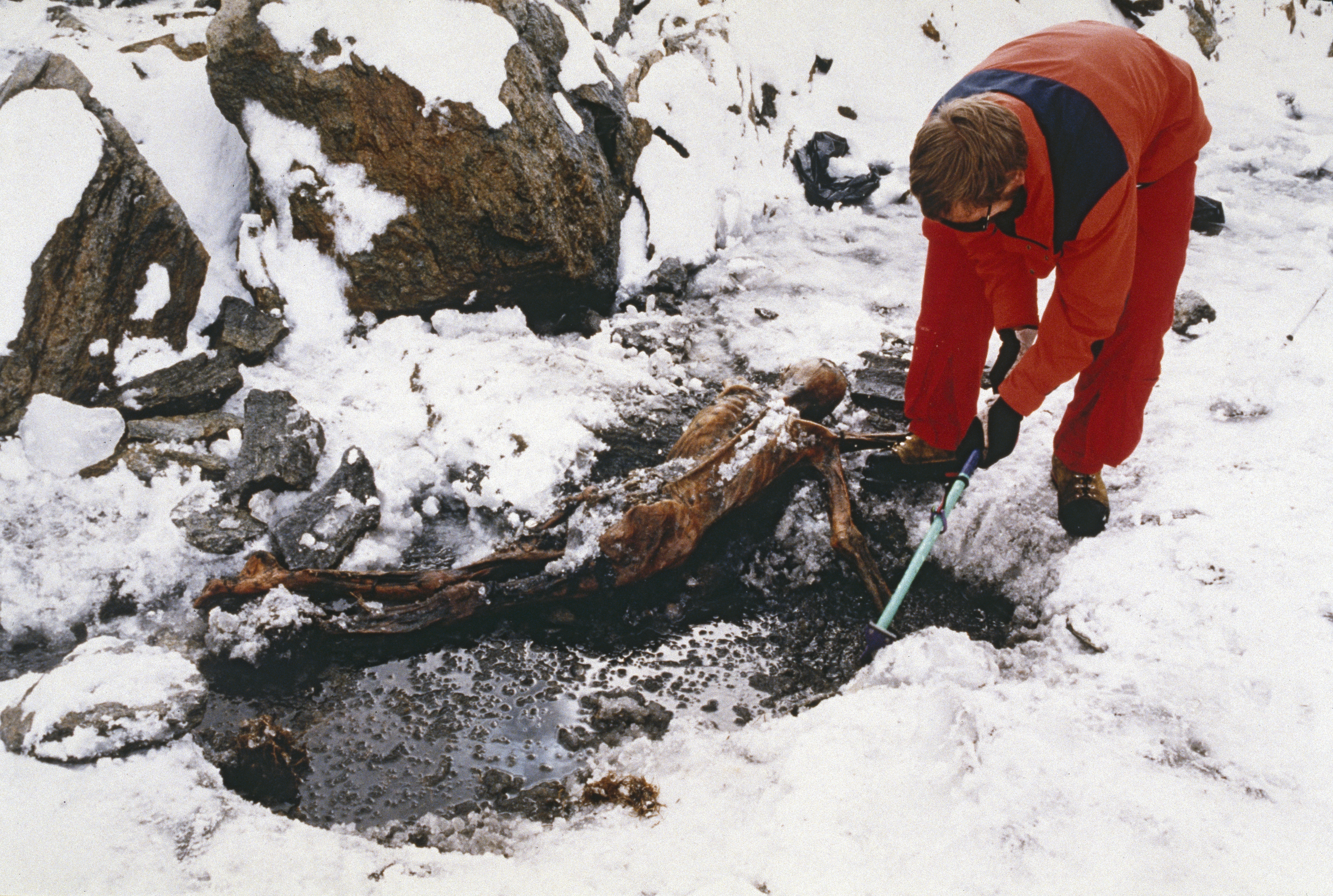 Para recuperar el cuerpo de Ötzil de su prisión de hielo, los científicos debieron hacer un paciente trabajo para no romperlo (Leopold Nekula/Sygma via Getty Images)