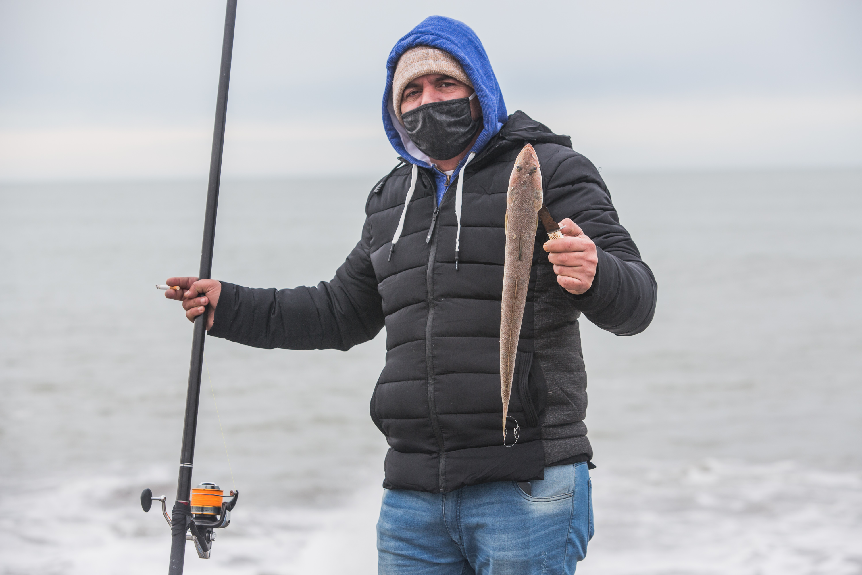 La paciencia rindió sus frutos. El primer pique desde el verano llegó para el pescador. Hoy será la cena.