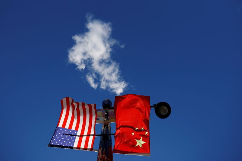 Las banderas de Estados Unidos y China ondean desde una farola en el barrio de Chinatown de Boston, Massachusetts (REUTERS/Brian Snyder)