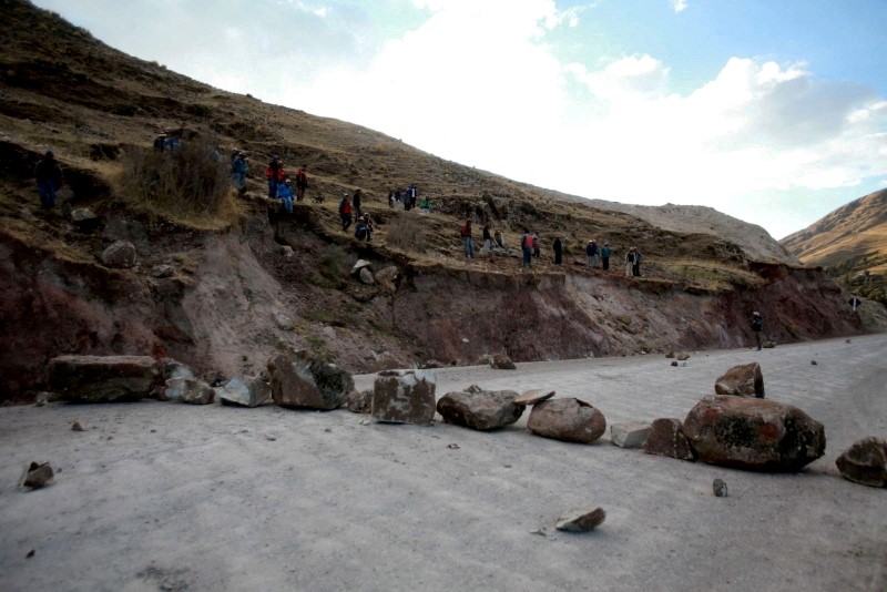 FOTO DE ARCHIVO: Residentes bloquean una carretera en una protesta contra la mina Las Bambas en Apurímac. 29 de septiembre de 2015. REUTERS//Foto de archivo