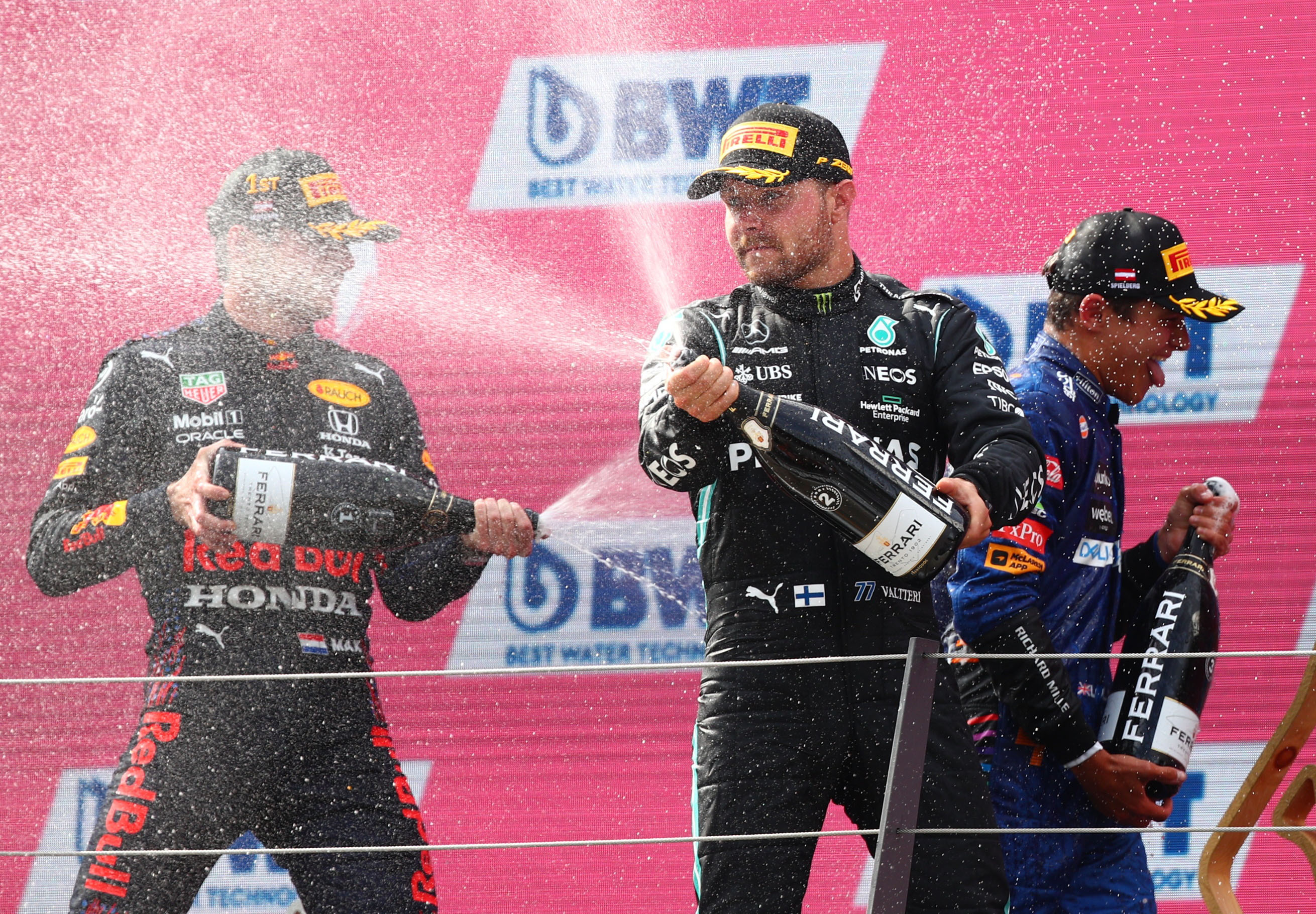 Festejo en el podio entre el ganador Max Verstappen, Valtteri Bottas (segundo) y Lando Norris (tercero) (REUTERS/Lisi Niesner)