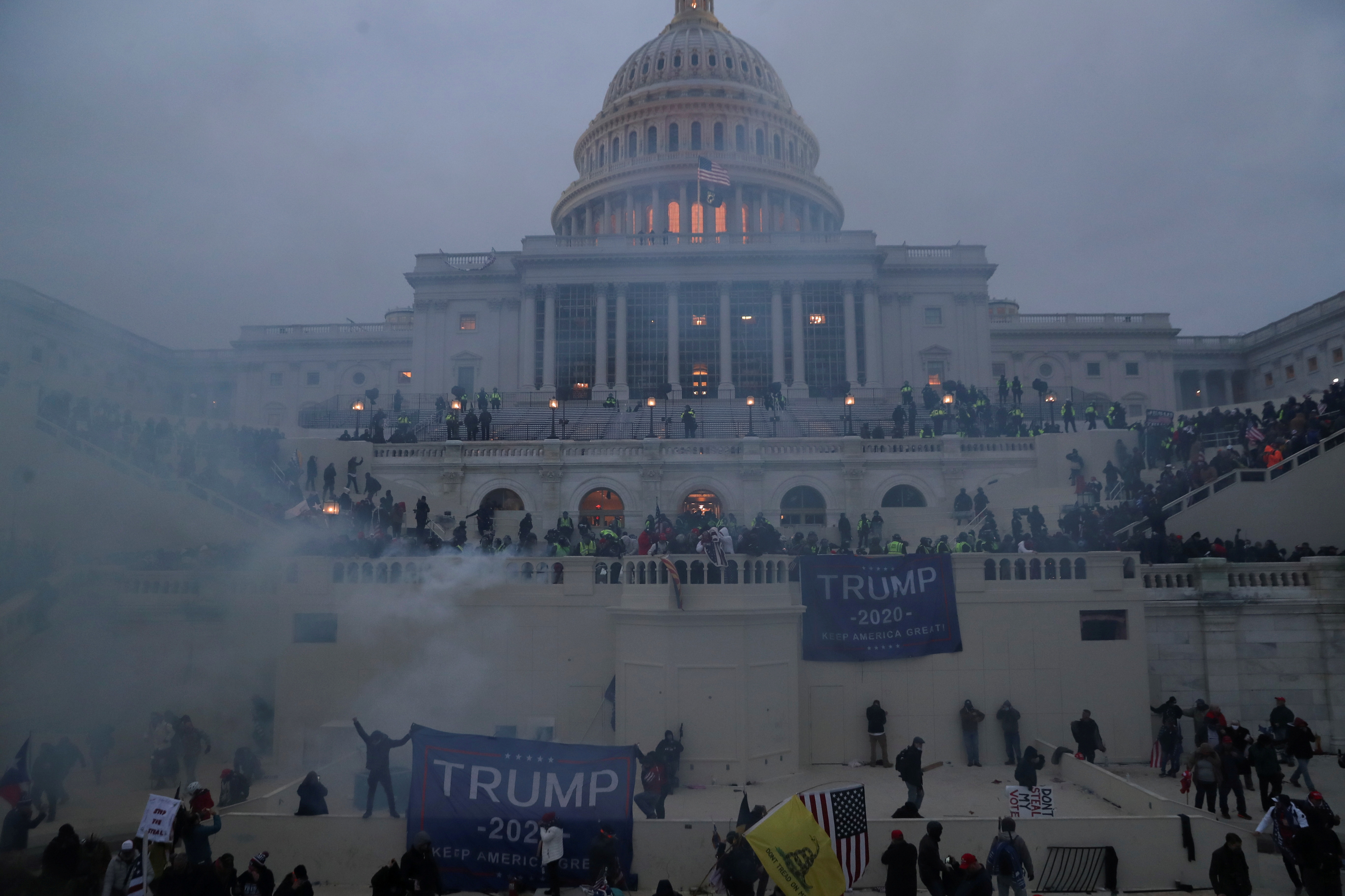Una turba encolerizada por el triunfo electoral de Joe Biden rodeó y asaltó el Capitolio de los Estados Unidos (Reuters)