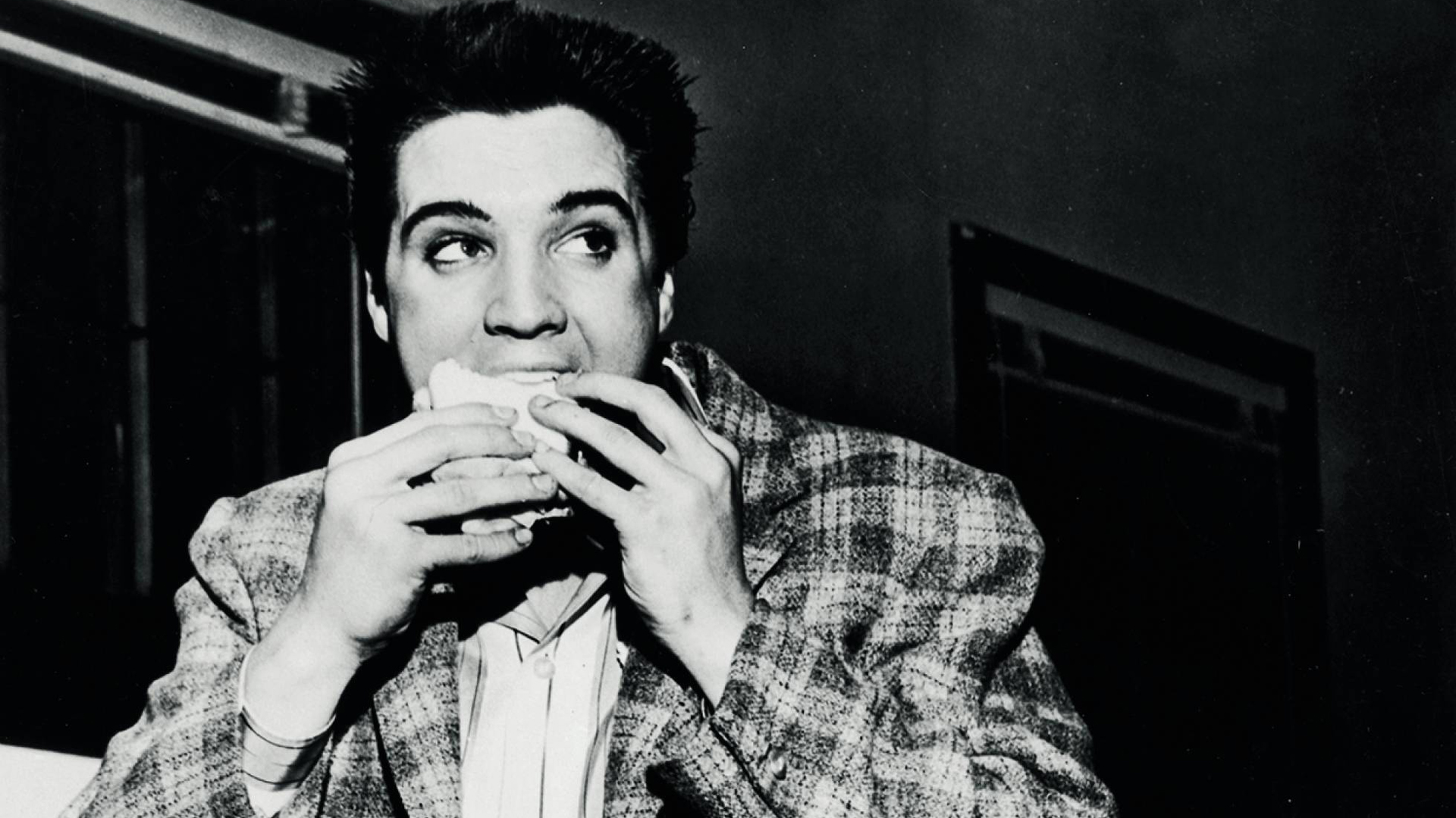 (Foto: Archivo/ Infobae) 
Elvis Presley comiendo su sándwich preferido 