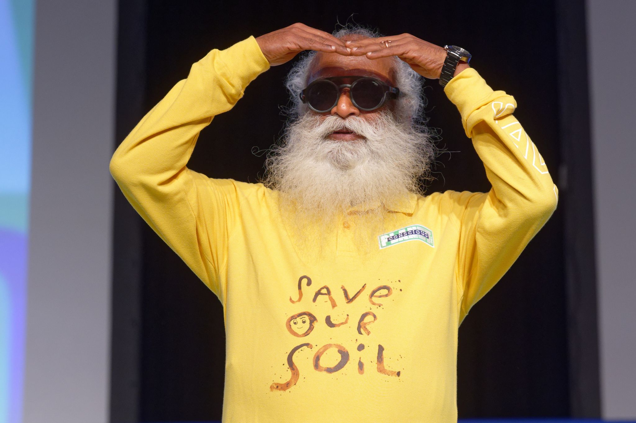 El activista ambiental indio Sadhguru habla en un evento de su campaña "Salvemos nuestro suelo", en la etapa alemana de su recorrido de 100 días en moto desde el Reino Unido hasta la India. Foto: Henning Kaiser/dpa