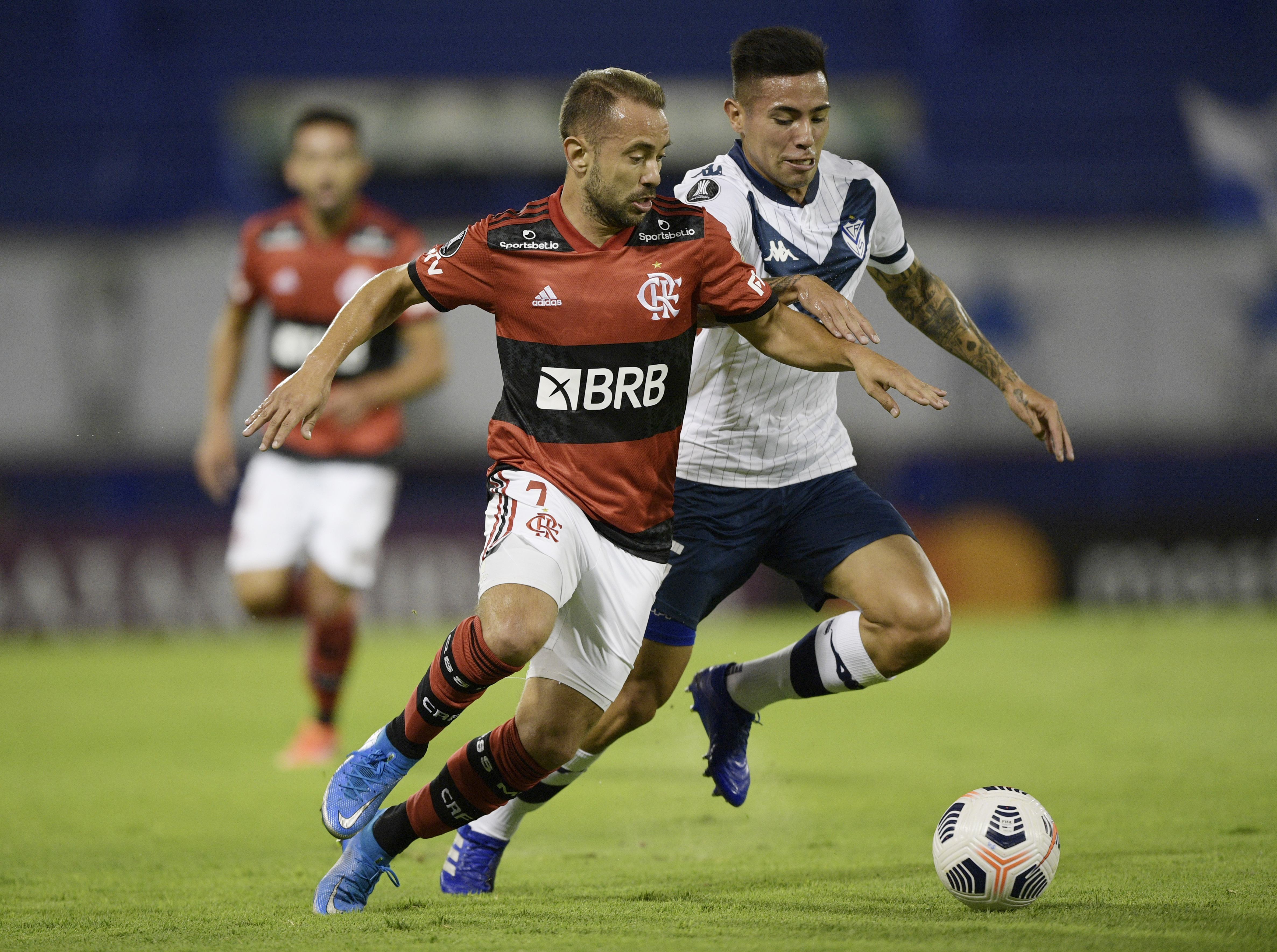Everton Ribeiro y Francisco Ortega disputan la pelota. Se vio un gran partido en la noche de Liniers (REUTERS/Juan Mabromata).