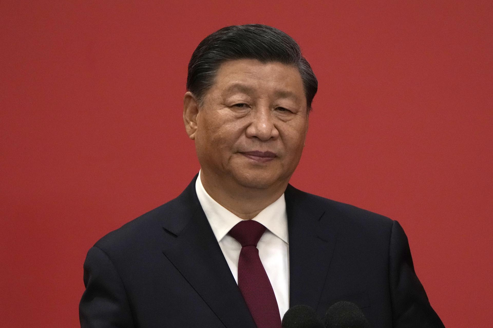 El presidente Xi Jinping asiste a un evento para presentar a los nuevos miembros del Comité Permanente del Politburó en el Gran Palacio del Pueblo en Beijing. (AP Photo/Ng Han Guan)

