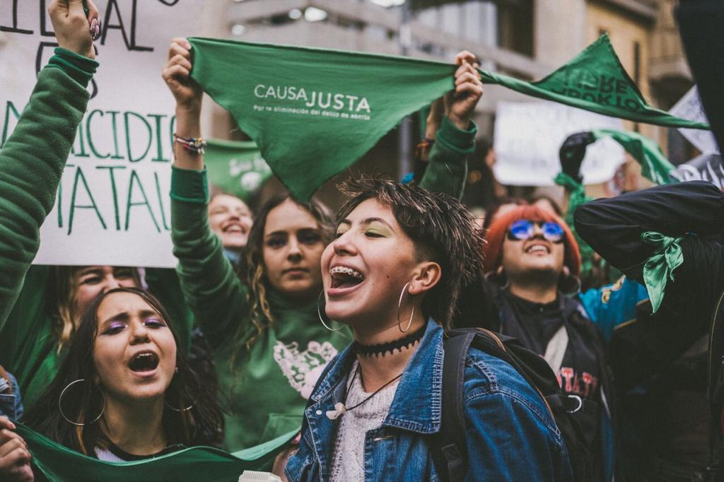 100 días del fallo sobre la despenalización del aborto hasta la semana 24: negligencia médica, desinformación y otras barreras  en Colombia