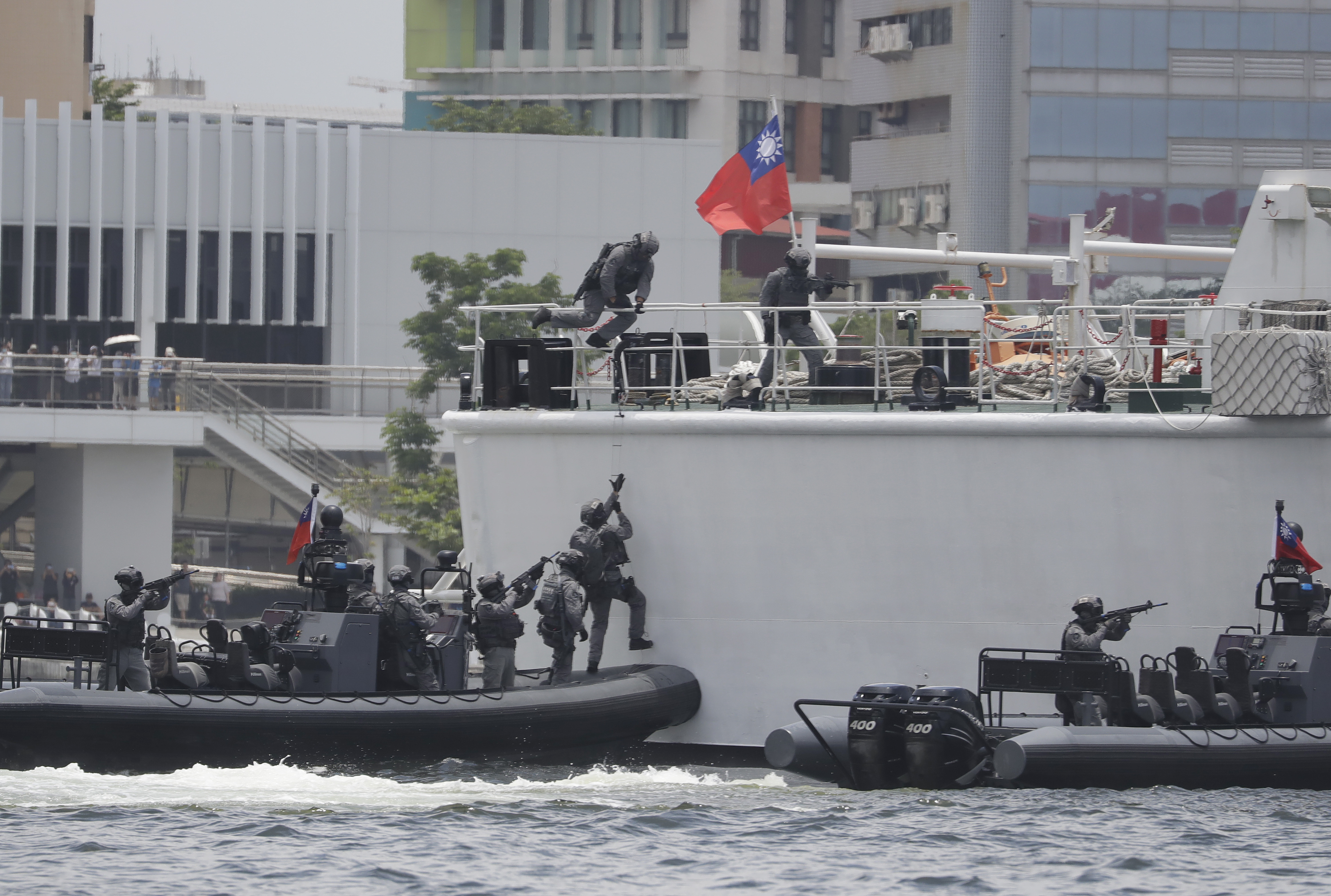 Efectivos de la Guardia Costera de Taiwán participan en unas maniobras antiterroristas ante el puerto de Kaohsiung, en el suroeste de Taiwán, el 10 de junio de 2023. (AP Foto/Chiang Ying-ying)