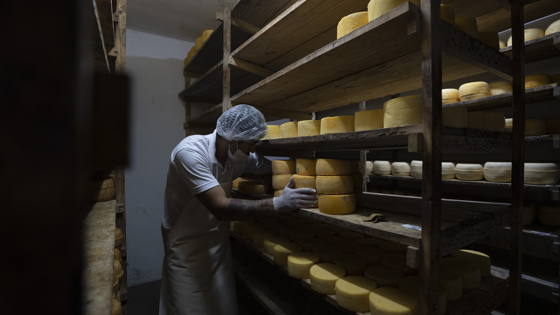 En el depósito descansan mas de 500 hormas que esperan para ser despachadas y para llegar a su punto perfecto de sabor