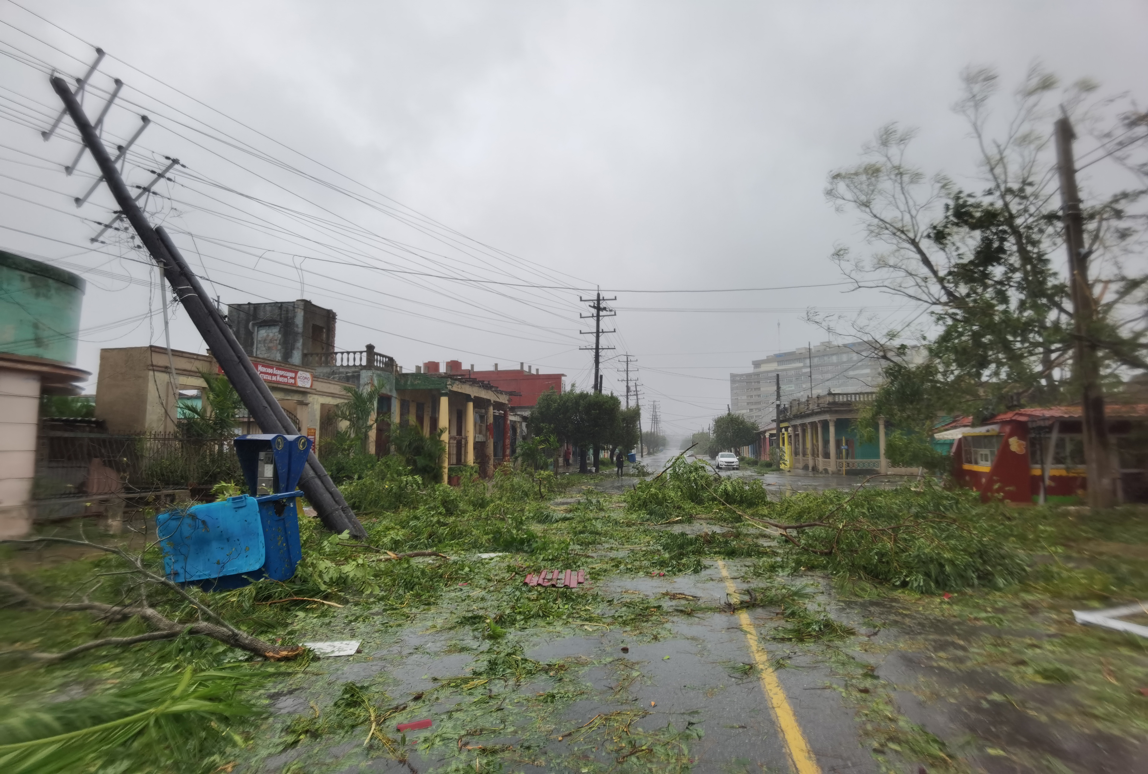 Fotografía de una calle con los destrozos dejados por el paso del huracán Ian en Pinar del Río (Cuba). EFE/ Yander Zamora
