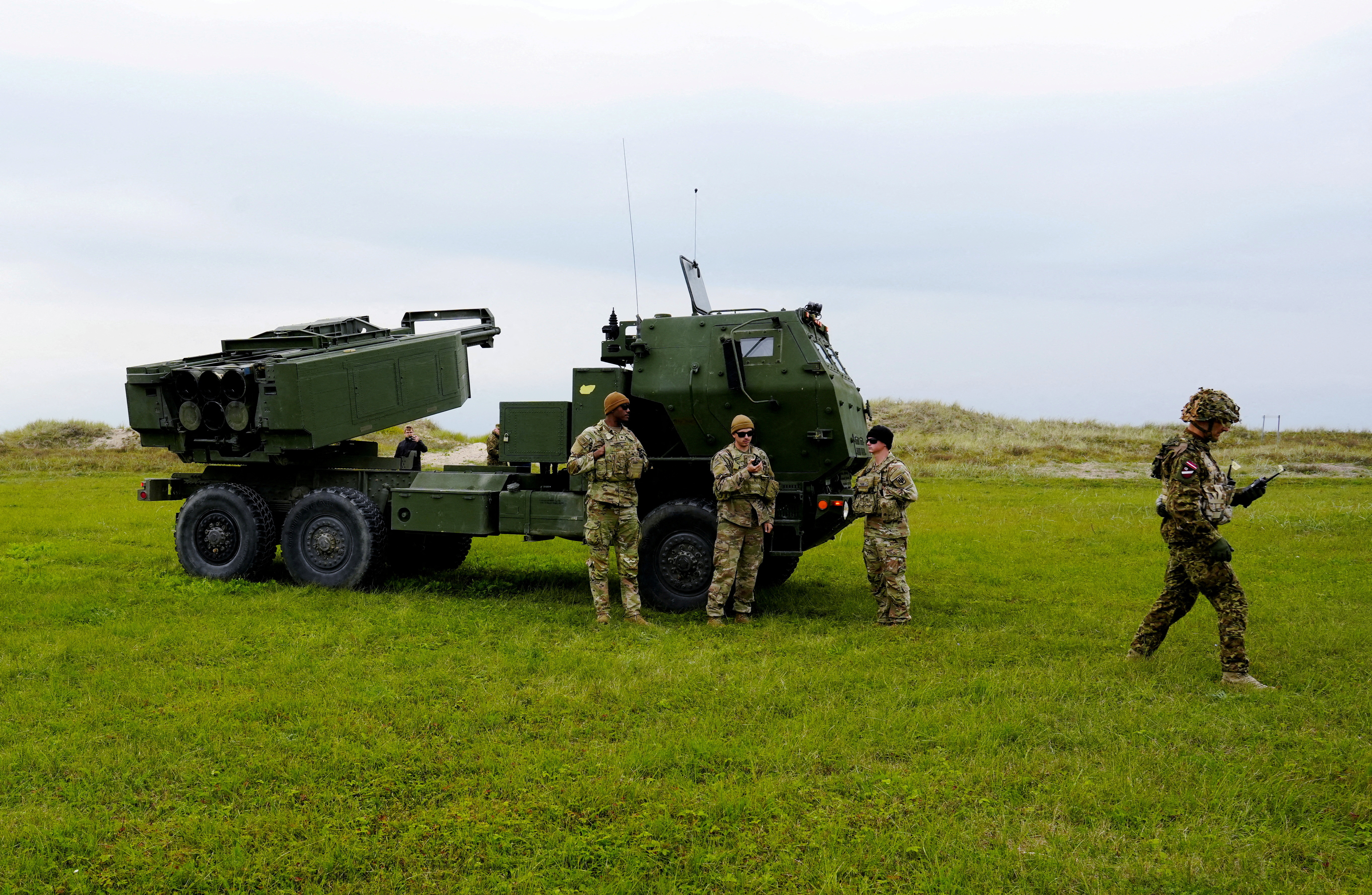 Foto de archivo: Un sistema de cohetes de artillería de alta movilidad M142 (HIMARS) participa en un ejercicio militar cerca de Liepaja, Letonia (REUTERS/Ints Kalnins)
