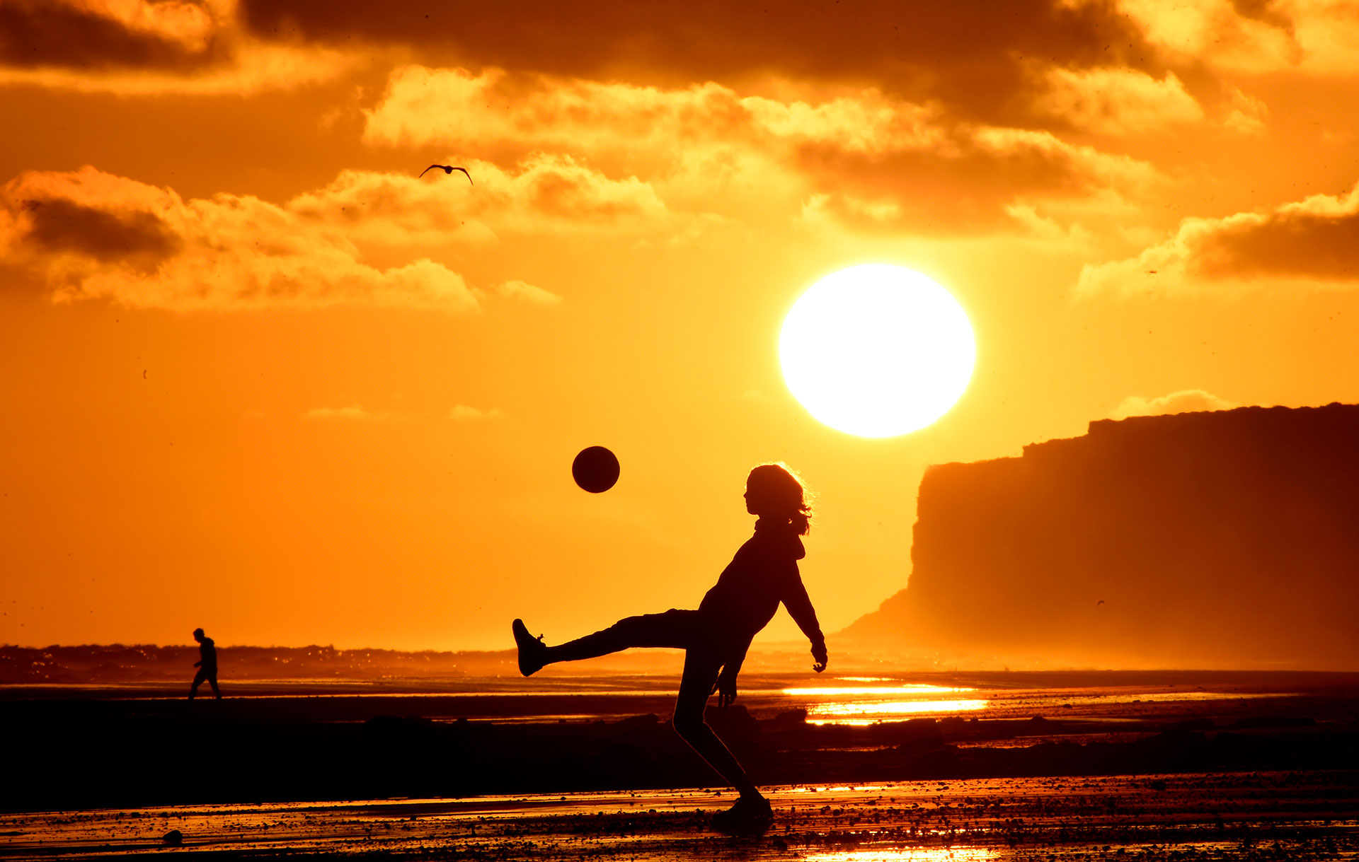 Debido al calor, los residentes y turistas aprovechan hasta el último minuto de sol en los balnearios el Cóndor, la Lobería, el Espigón y Playa Bonita para realizar todo tipo de actividades recreativas