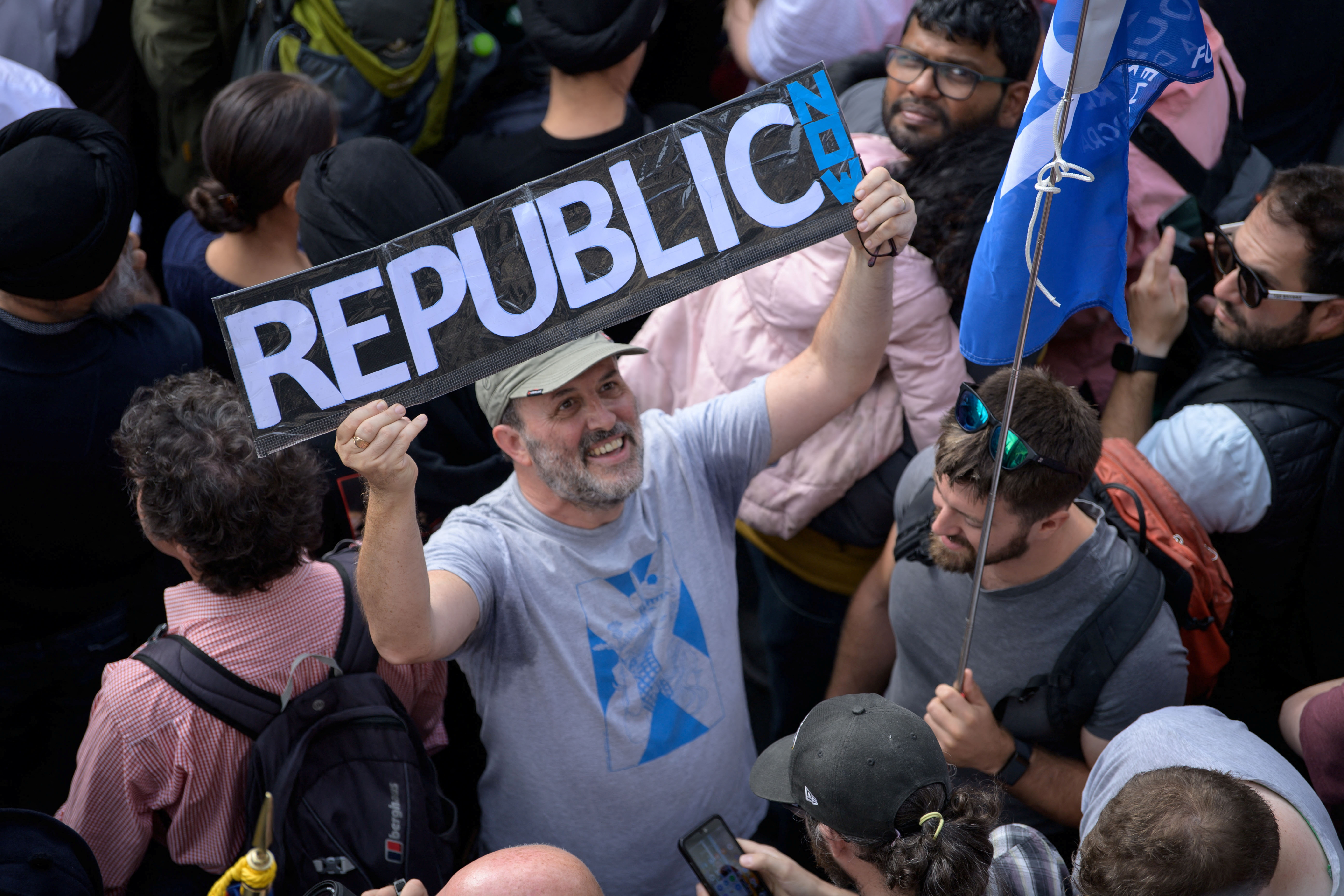 Un manifestante sostiene un cartel que pide "república ya", en Edimburgo (Reuters)