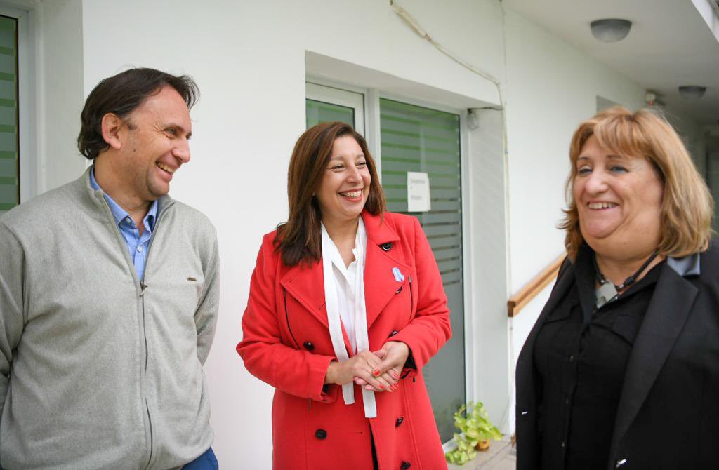 La gobernadora junto a la ministra de Educación saliente, Mercedes Jara Tracchia, y su reemplazante, Pablo Núñez