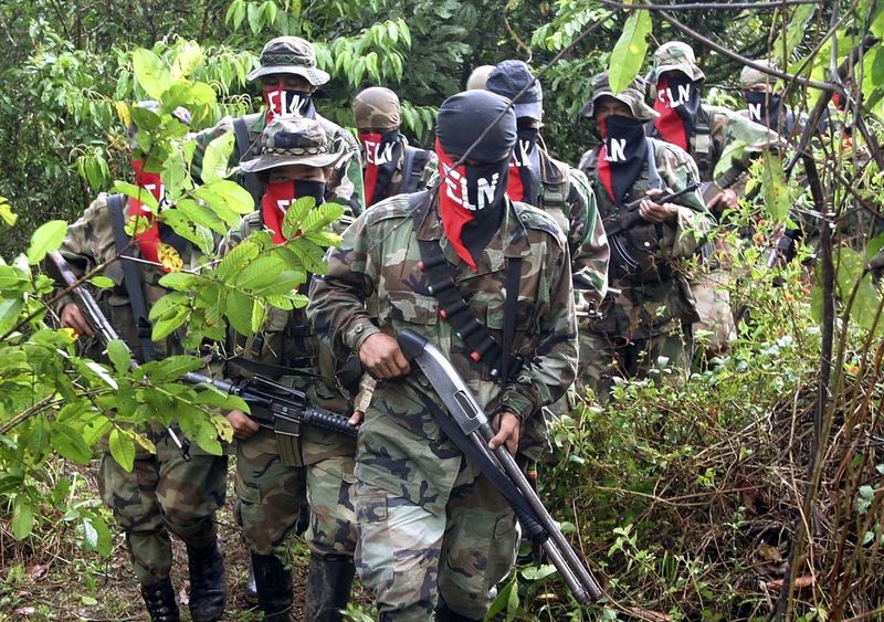 File foto.  Gerilyawan dari Tentara Pembebasan Nasional (ELN) berjalan melalui area hutan di departemen Antioquia, REUTERS/Albeiro Lopera