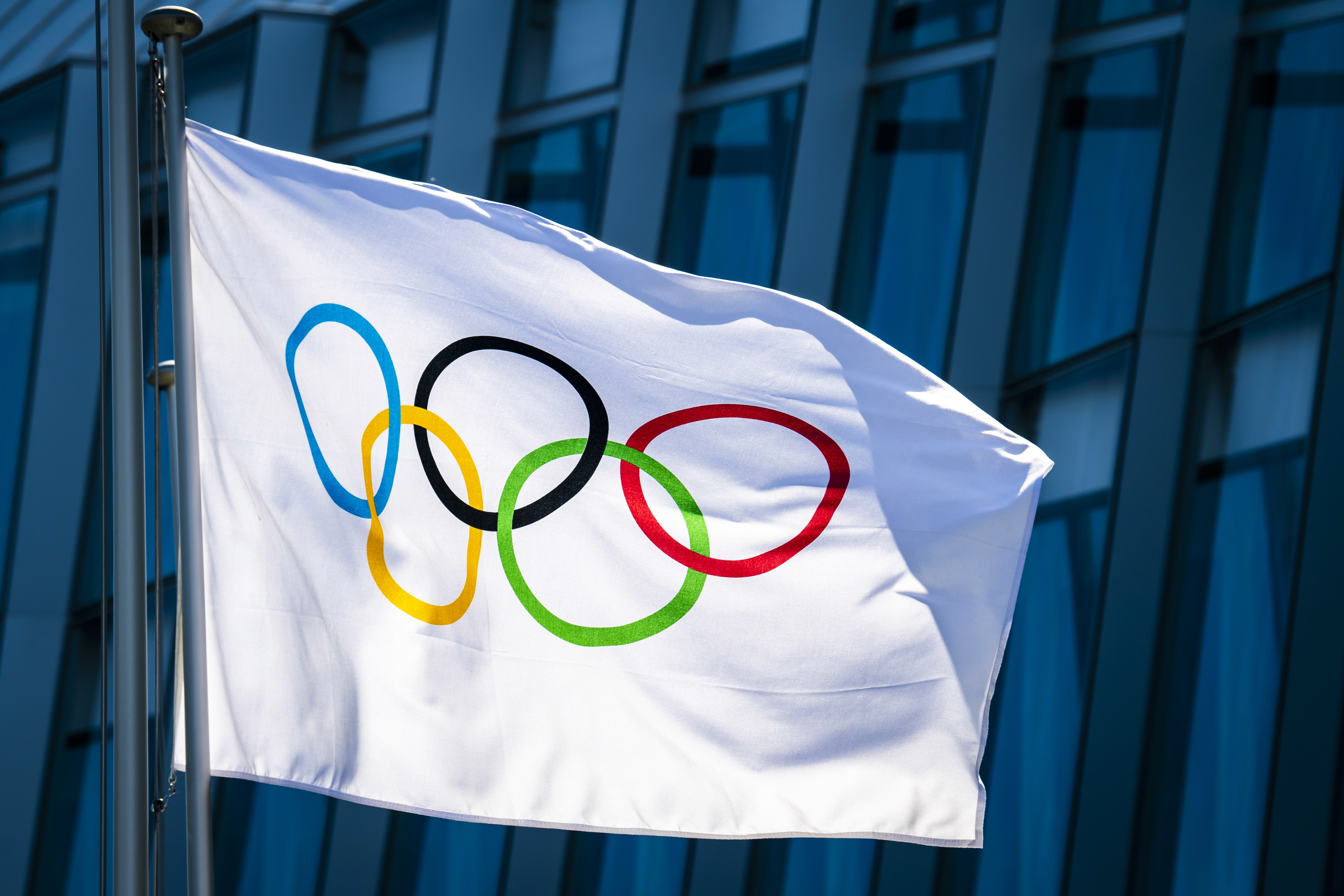 La bandera olímpica ondea ante la sede del Comité Olímpico Internacional en Lausanne, Suiza. EFE/EPA/JEAN-CHRISTOPHE BOTT/Archivo

