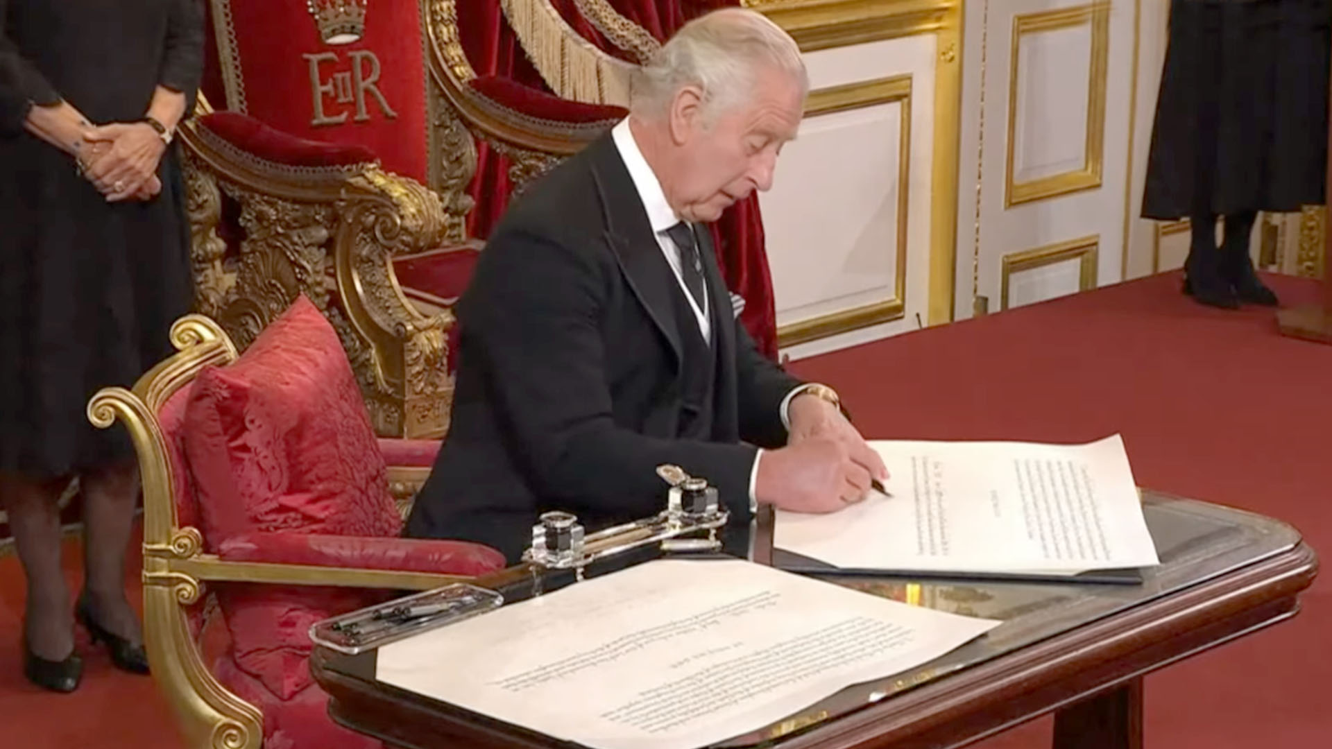 El momento de la firma de Carlos III